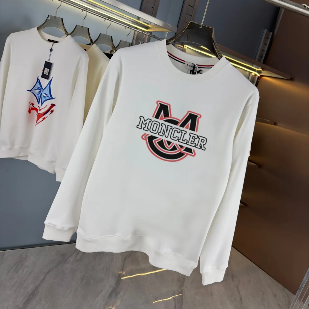 P210 High-version sweatshirt) [Long-term stock] 〖𝐌𝐎𝐍𝐂𝐋𝐄𝐑~Mask〗 Made of 440g heavy-weight fabric. It is different from the market currency. It can be matched with any variety and is properly handsome. 😎The whole dress is made of double waistcoats. The double waistcoats make the whole dress more three-dimensional. Not ordinary factories can do such fine work. 2025 Spring runway version of the T stage, on sale at the counter, round neck terry sweatshirt, high-end double-strand pure cotton, custom-made stretch ribs, dyed in the same vat, complete with three standards, matched with exquisite embroidered LOGO on the chest, simple and advanced, same style for men and women. Color: black, apricot, white, size: S M L XL 2XL