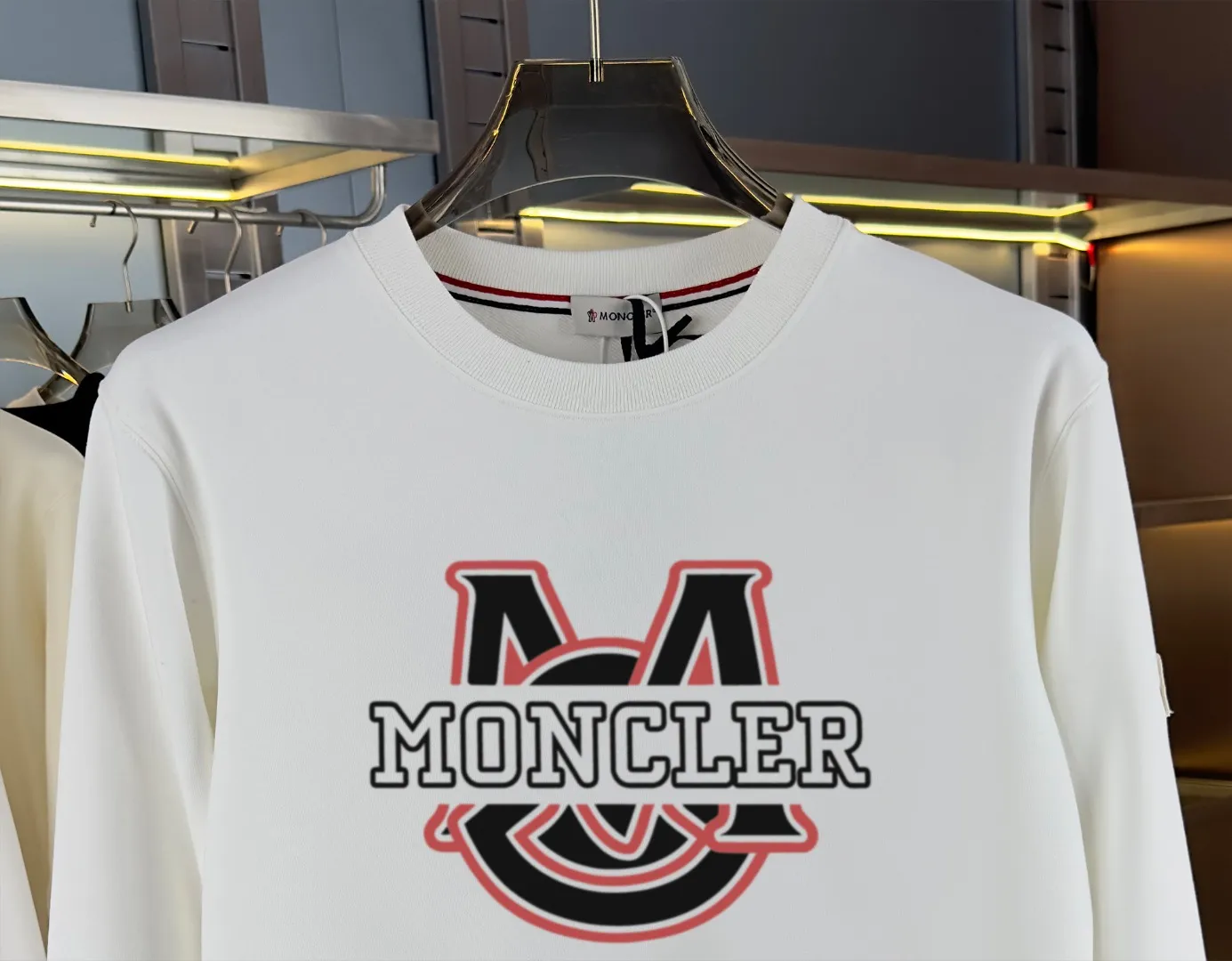 P210 High-version sweatshirt) [Long-term stock] 〖𝐌𝐎𝐍𝐂𝐋𝐄𝐑~Mask〗 Made of 440g heavy-weight fabric. It is different from the market currency. It can be matched with any variety and is properly handsome. 😎The whole dress is made of double waistcoats. The double waistcoats make the whole dress more three-dimensional. Not ordinary factories can do such fine work. 2025 Spring runway version of the T stage, on sale at the counter, round neck terry sweatshirt, high-end double-strand pure cotton, custom-made stretch ribs, dyed in the same vat, complete with three standards, matched with exquisite embroidered LOGO on the chest, simple and advanced, same style for men and women. Color: black, apricot, white, size: S M L XL 2XL