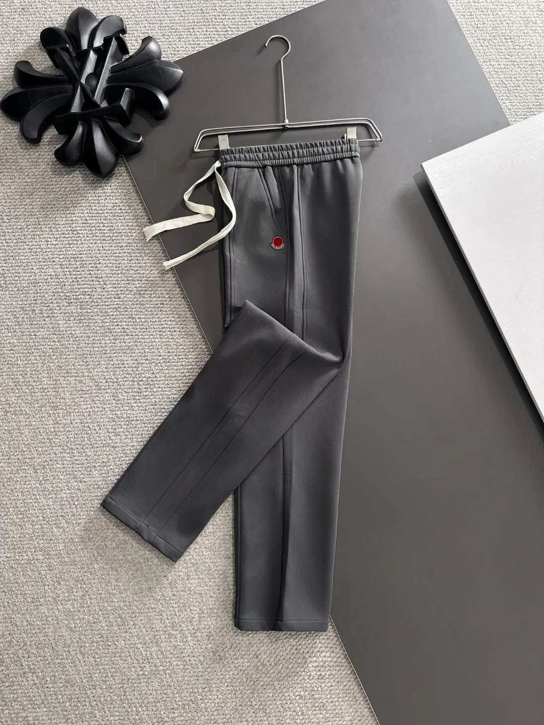 Shipped in 2-3 days P360 MONCLER/Mongolian Exclusive first release of 25ss autumn and winter new high-quality trousers Compare real-life details at will A perfect choice for autumn and winter. A must-have item. Sizes: M to 4XL (please state your height and weight when placing an order)