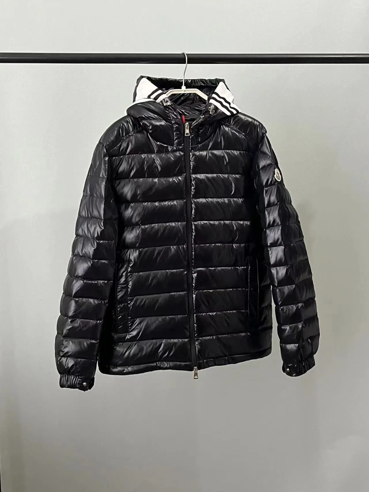P820 ​​🆕2️⃣0️⃣2️⃣4️⃣🆕Moncler 🆕Stripe trimmed logo quilted hooded down jacket, simple and elegant, easy to wear Color: black, white, sky blue Size: 12345