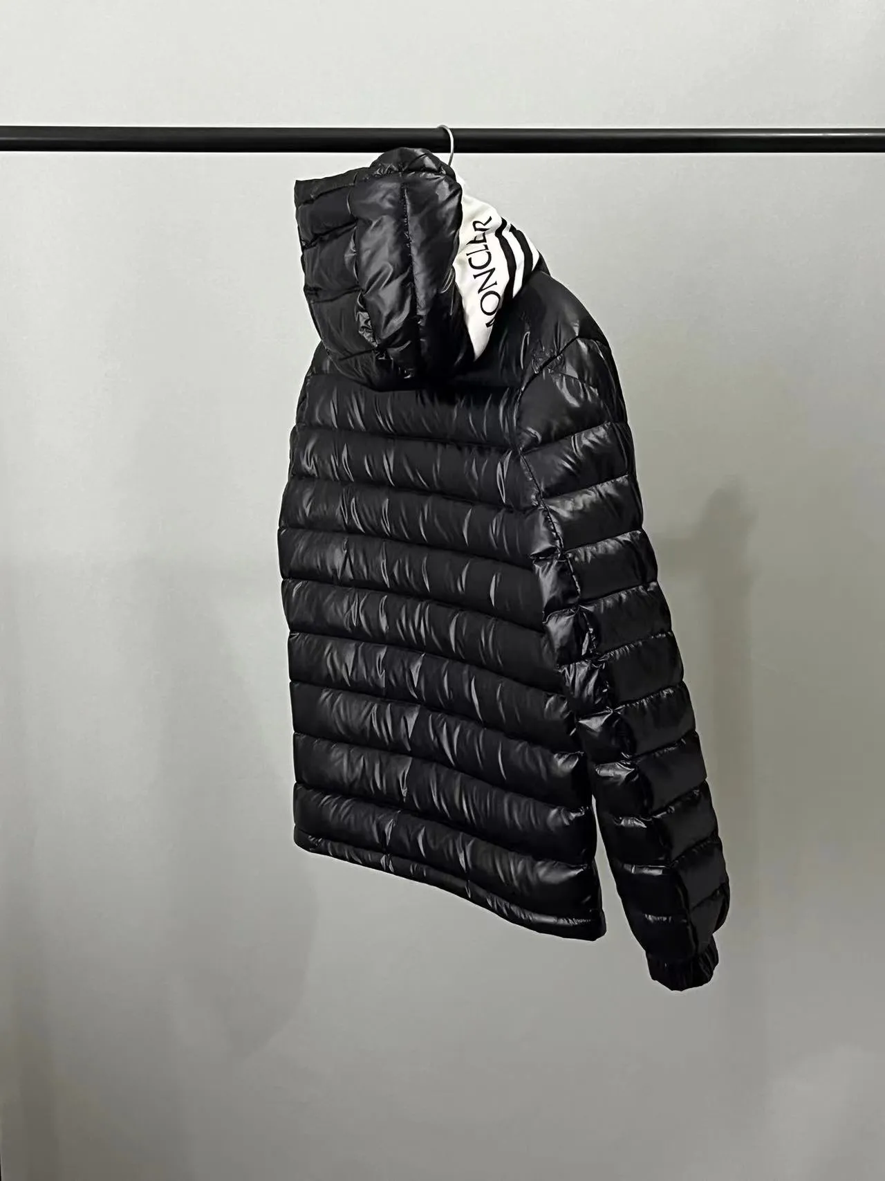 P820 ​​🆕2️⃣0️⃣2️⃣4️⃣🆕Moncler 🆕Stripe trimmed logo quilted hooded down jacket, simple and elegant, easy to wear Color: black, white, sky blue Size: 12345