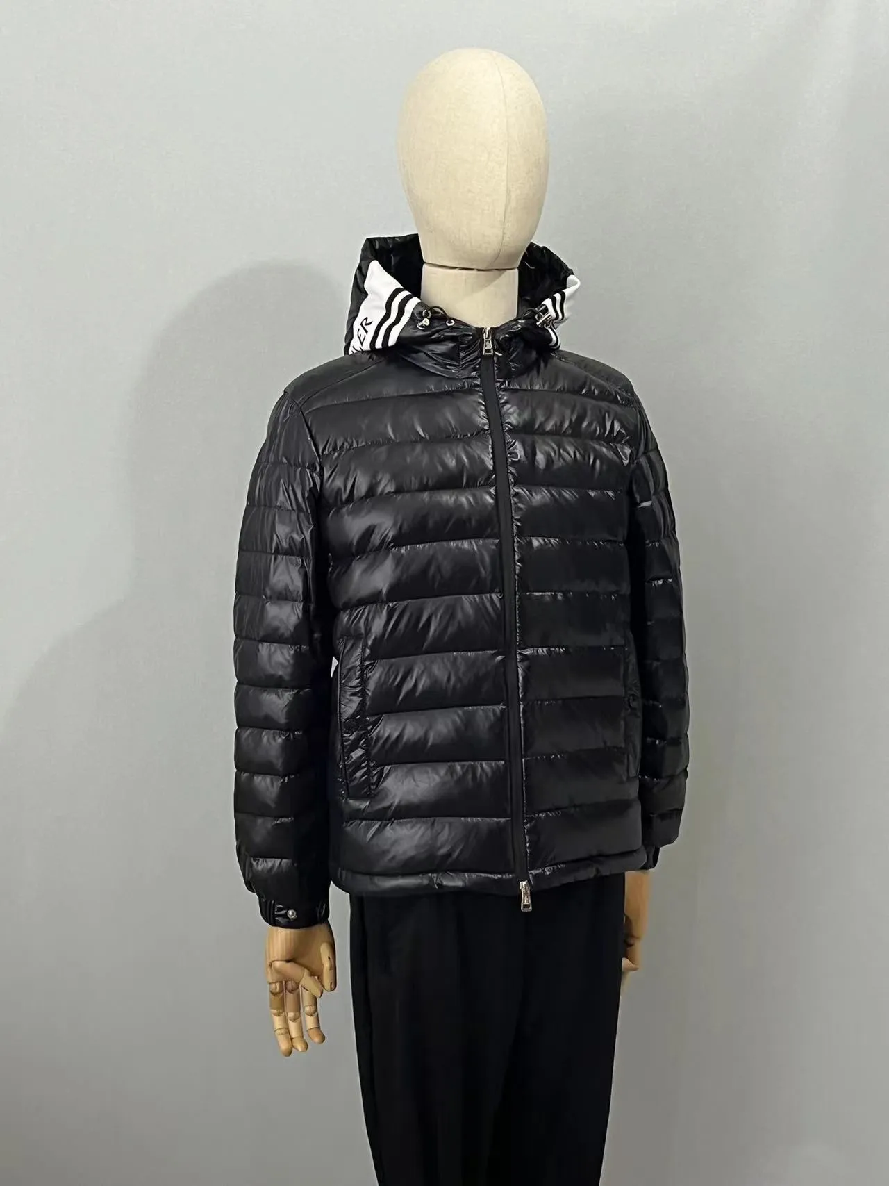 P820 ​​🆕2️⃣0️⃣2️⃣4️⃣🆕Moncler 🆕Stripe trimmed logo quilted hooded down jacket, simple and elegant, easy to wear Color: black, white, sky blue Size: 12345