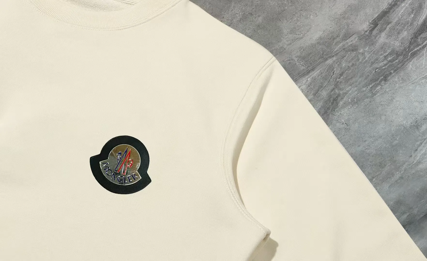 P210 High-version sweatshirt) [Long-term stock] 〖𝐌𝐎𝐍𝐂𝐋𝐄𝐑~Mask〗 Made of 440g heavy-weight fabric. It is different from the market currency. It can be matched with any variety and is properly handsome. 😎The whole dress is made of double waistcoats. The double waistcoats make the whole dress more three-dimensional. Not ordinary factories can do such fine work. 2025 Spring runway version of the T stage, on sale at the counter, round neck terry sweatshirt, high-end double-strand pure cotton, custom-made stretch ribs, dyed in the same vat, complete with three standards, matched with exquisite embroidered LOGO on the chest, simple and advanced, same style for men and women. Color: black, apricot, white, size: S M L XL 2XL