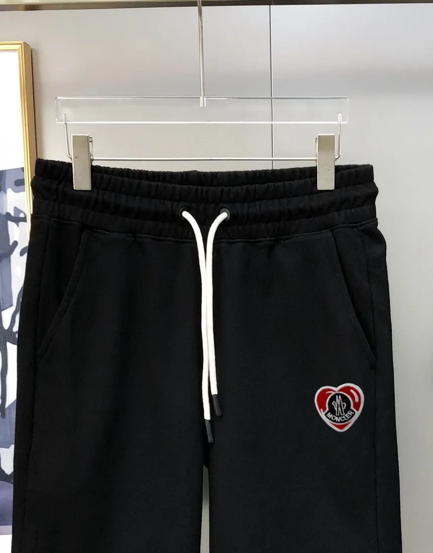 P230 Moncler SS new original men's casual shorts, the latest release on the official website of the counter ✨ High-end quality, simple, fashionable and elegant ✨ Classic logo LOGO design, customized original imported 100% cotton fabric, simple and elegant, versatile style, elegant and handsome upper body, brand new sense of sight! The details are all in place, no one is picky about the upper body, and you must pay for your own money. Size: S-XL (can wear up to 185 pounds, please state your height and weight when placing an order) Black Gray