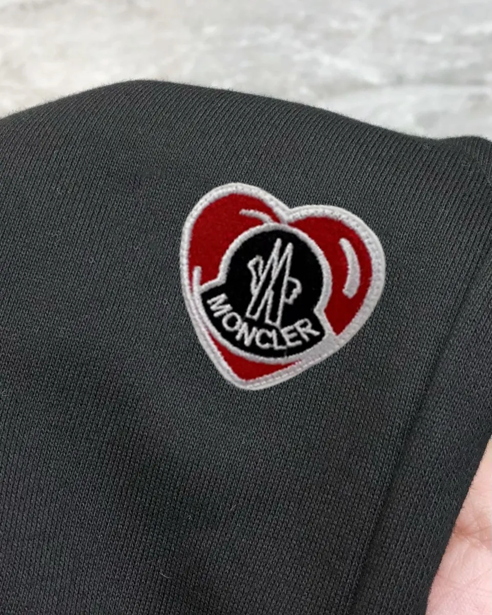 P230 Moncler SS new original men's casual shorts, the latest release on the official website of the counter ✨ High-end quality, simple, fashionable and elegant ✨ Classic logo LOGO design, customized original imported 100% cotton fabric, simple and elegant, versatile style, elegant and handsome upper body, brand new sense of sight! The details are all in place, no one is picky about the upper body, and you must pay for your own money. Size: S-XL (can wear up to 185 pounds, please state your height and weight when placing an order) Black Gray