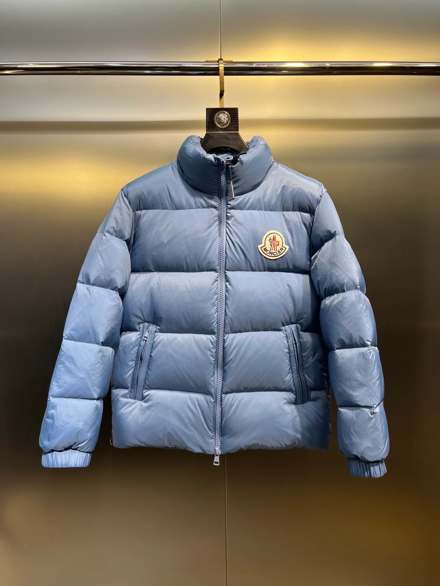 P760 Moncler Citala🌟 Short men's down jacket. Looking at it, there is no other version on the market that can match it. 130w + one ton of premium European gooseneck velvet filling. 850+ fill power, which is twice as thick as the market version and twice as light. Citala men's short down jacket is made of pop-colored light fabric, highlighting the vitality of the series. Made from lightweight nylon with a longue saison lining, the Citala down jacket is comfortable and warm without being bulky. This cropped down jacket has a comfortable fit, a signature turtleneck and a quilted, checkered silhouette. Details size: 12345