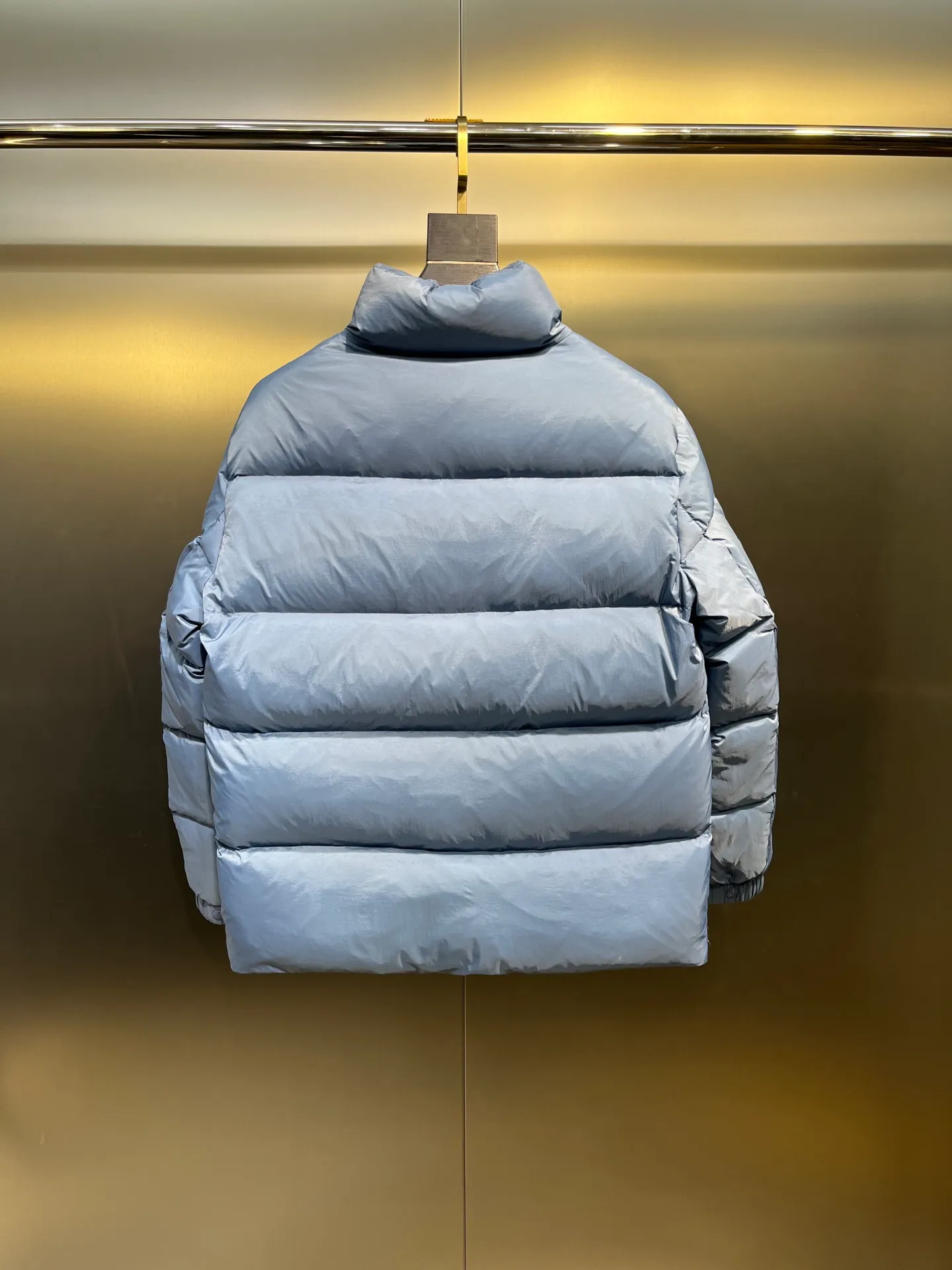 P760 Moncler Citala🌟 Short men's down jacket. Looking at it, there is no other version on the market that can match it. 130w + one ton of premium European gooseneck velvet filling. 850+ fill power, which is twice as thick as the market version and twice as light. Citala men's short down jacket is made of pop-colored light fabric, highlighting the vitality of the series. Made from lightweight nylon with a longue saison lining, the Citala down jacket is comfortable and warm without being bulky. This cropped down jacket has a comfortable fit, a signature turtleneck and a quilted, checkered silhouette. Details size: 12345