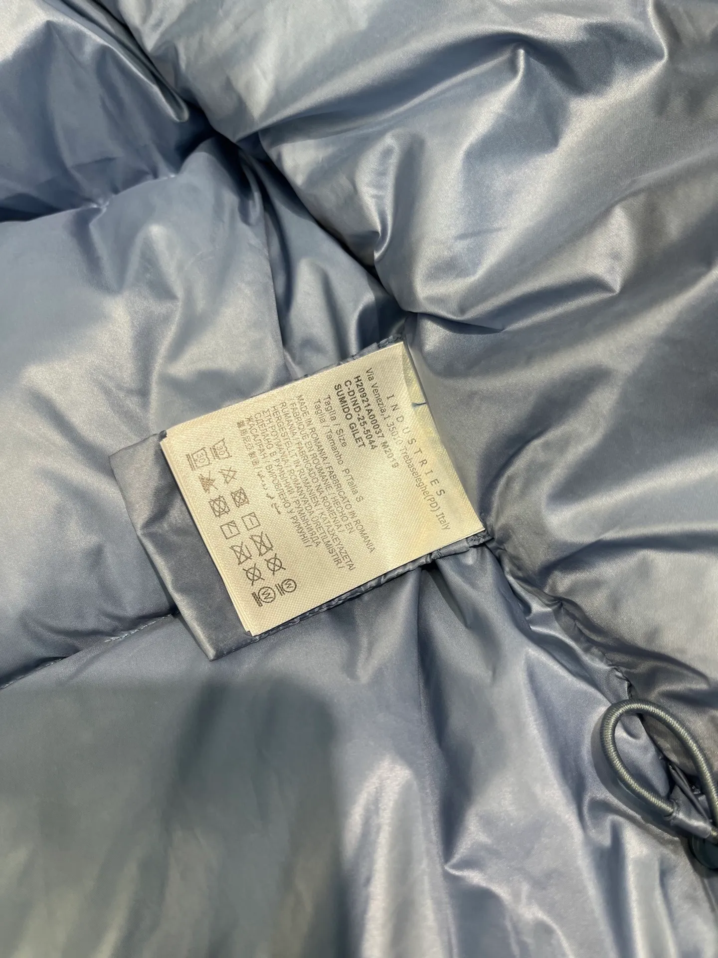 P760 Moncler Citala🌟 Short men's down jacket. Looking at it, there is no other version on the market that can match it. 130w + one ton of premium European gooseneck velvet filling. 850+ fill power, which is twice as thick as the market version and twice as light. Citala men's short down jacket is made of pop-colored light fabric, highlighting the vitality of the series. Made from lightweight nylon with a longue saison lining, the Citala down jacket is comfortable and warm without being bulky. This cropped down jacket has a comfortable fit, a signature turtleneck and a quilted, checkered silhouette. Details size: 12345