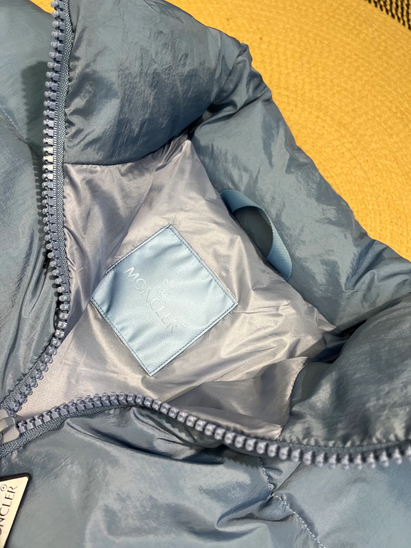 P760 Moncler Citala🌟 Short men's down jacket. Looking at it, there is no other version on the market that can match it. 130w + one ton of premium European gooseneck velvet filling. 850+ fill power, which is twice as thick as the market version and twice as light. Citala men's short down jacket is made of pop-colored light fabric, highlighting the vitality of the series. Made from lightweight nylon with a longue saison lining, the Citala down jacket is comfortable and warm without being bulky. This cropped down jacket has a comfortable fit, a signature turtleneck and a quilted, checkered silhouette. Details size: 12345