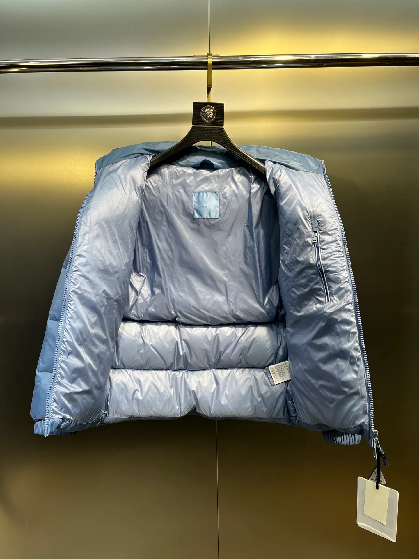 P760 Moncler Citala🌟 Short men's down jacket. Looking at it, there is no other version on the market that can match it. 130w + one ton of premium European gooseneck velvet filling. 850+ fill power, which is twice as thick as the market version and twice as light. Citala men's short down jacket is made of pop-colored light fabric, highlighting the vitality of the series. Made from lightweight nylon with a longue saison lining, the Citala down jacket is comfortable and warm without being bulky. This cropped down jacket has a comfortable fit, a signature turtleneck and a quilted, checkered silhouette. Details size: 12345