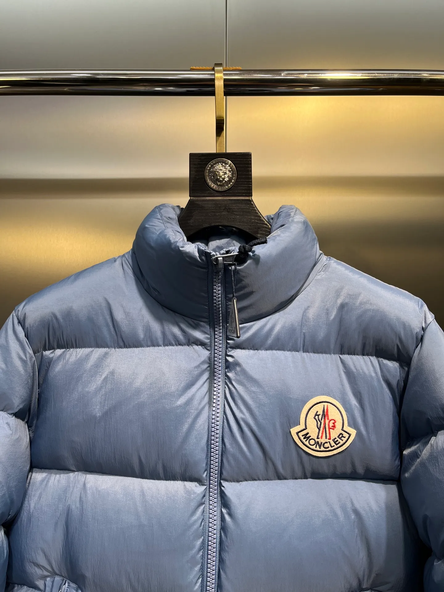 P760 Moncler Citala🌟 Short men's down jacket. Looking at it, there is no other version on the market that can match it. 130w + one ton of premium European gooseneck velvet filling. 850+ fill power, which is twice as thick as the market version and twice as light. Citala men's short down jacket is made of pop-colored light fabric, highlighting the vitality of the series. Made from lightweight nylon with a longue saison lining, the Citala down jacket is comfortable and warm without being bulky. This cropped down jacket has a comfortable fit, a signature turtleneck and a quilted, checkered silhouette. Details size: 12345