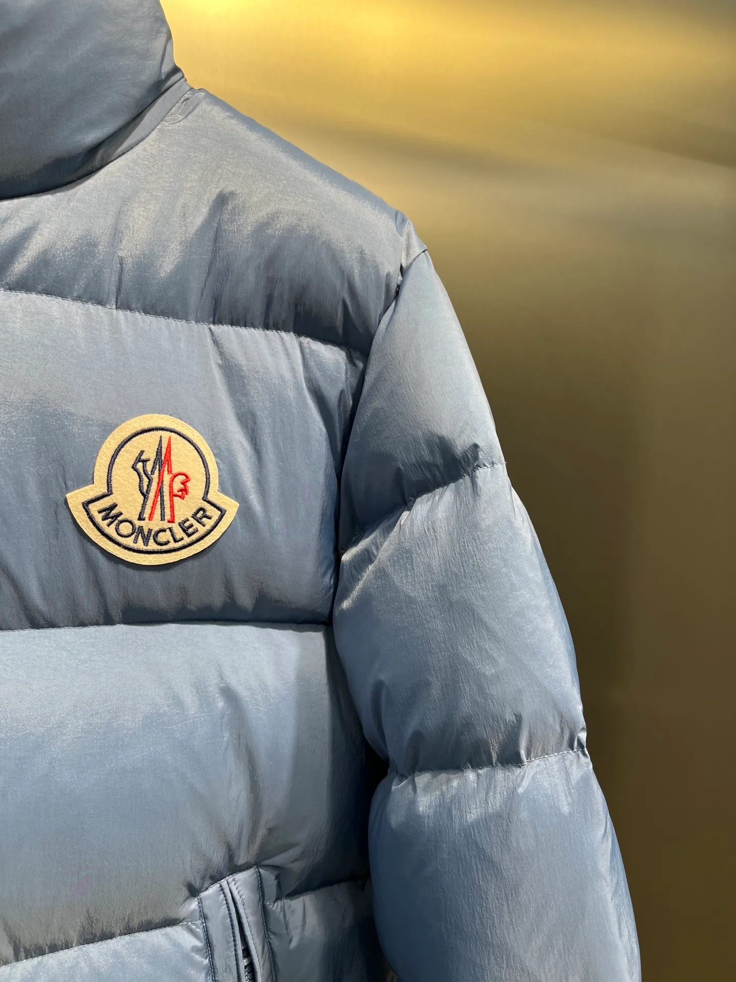 P760 Moncler Citala🌟 Short men's down jacket. Looking at it, there is no other version on the market that can match it. 130w + one ton of premium European gooseneck velvet filling. 850+ fill power, which is twice as thick as the market version and twice as light. Citala men's short down jacket is made of pop-colored light fabric, highlighting the vitality of the series. Made from lightweight nylon with a longue saison lining, the Citala down jacket is comfortable and warm without being bulky. This cropped down jacket has a comfortable fit, a signature turtleneck and a quilted, checkered silhouette. Details size: 12345