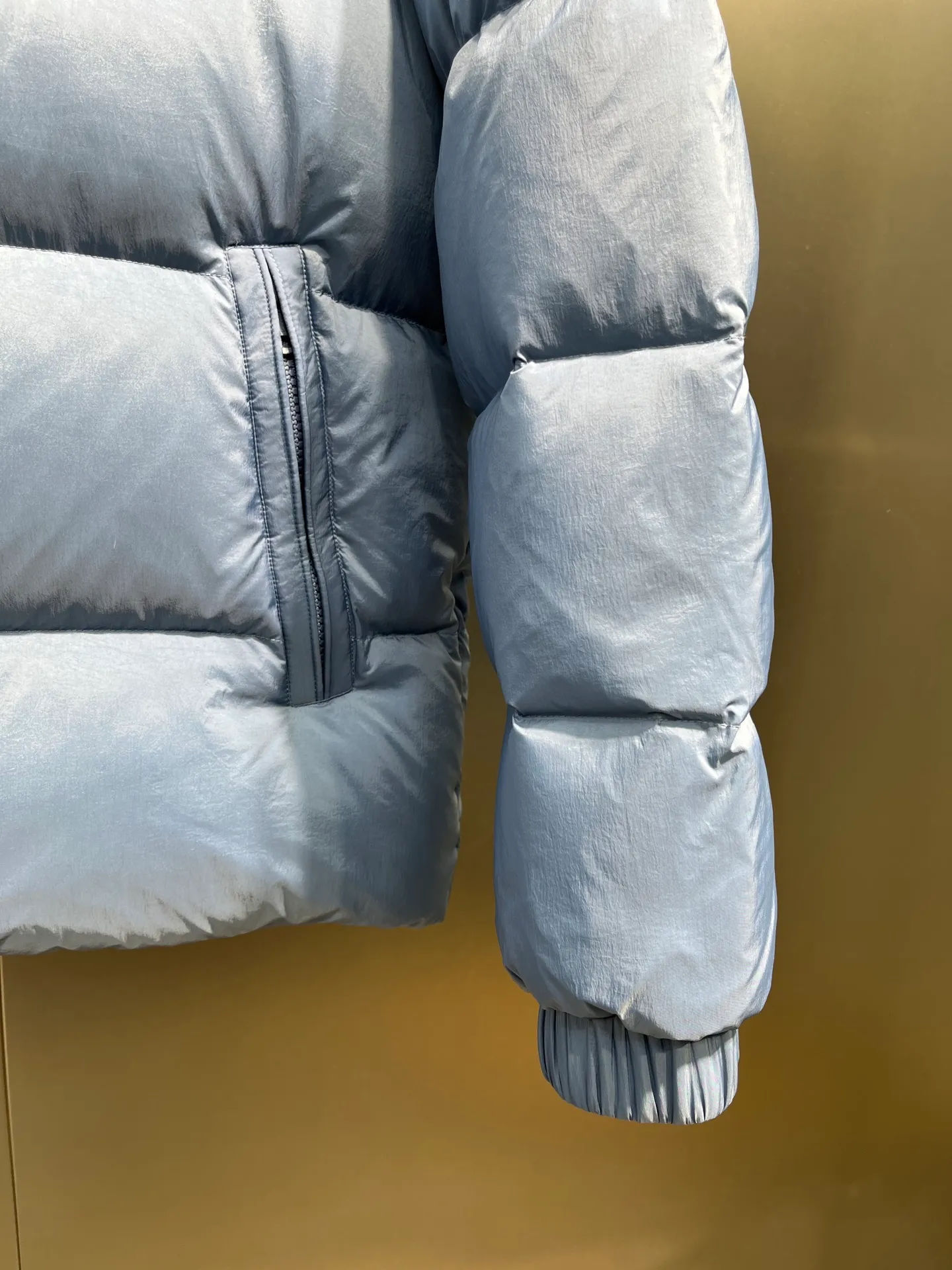 P760 Moncler Citala🌟 Short men's down jacket. Looking at it, there is no other version on the market that can match it. 130w + one ton of premium European gooseneck velvet filling. 850+ fill power, which is twice as thick as the market version and twice as light. Citala men's short down jacket is made of pop-colored light fabric, highlighting the vitality of the series. Made from lightweight nylon with a longue saison lining, the Citala down jacket is comfortable and warm without being bulky. This cropped down jacket has a comfortable fit, a signature turtleneck and a quilted, checkered silhouette. Details size: 12345
