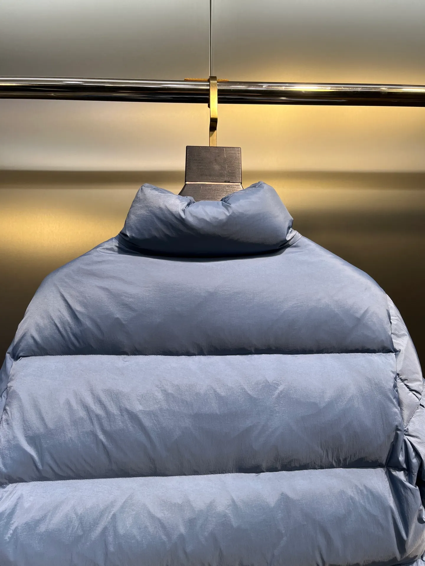 P760 Moncler Citala🌟 Short men's down jacket. Looking at it, there is no other version on the market that can match it. 130w + one ton of premium European gooseneck velvet filling. 850+ fill power, which is twice as thick as the market version and twice as light. Citala men's short down jacket is made of pop-colored light fabric, highlighting the vitality of the series. Made from lightweight nylon with a longue saison lining, the Citala down jacket is comfortable and warm without being bulky. This cropped down jacket has a comfortable fit, a signature turtleneck and a quilted, checkered silhouette. Details size: 12345