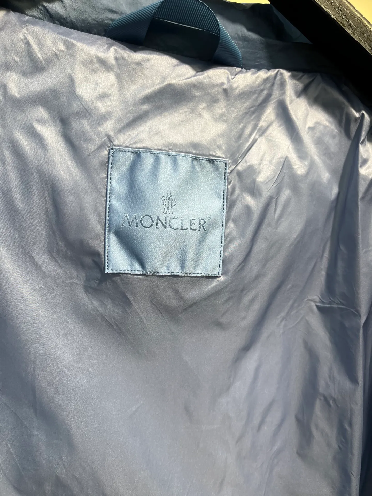 P760 Moncler Citala🌟 Short men's down jacket. Looking at it, there is no other version on the market that can match it. 130w + one ton of premium European gooseneck velvet filling. 850+ fill power, which is twice as thick as the market version and twice as light. Citala men's short down jacket is made of pop-colored light fabric, highlighting the vitality of the series. Made from lightweight nylon with a longue saison lining, the Citala down jacket is comfortable and warm without being bulky. This cropped down jacket has a comfortable fit, a signature turtleneck and a quilted, checkered silhouette. Details size: 12345