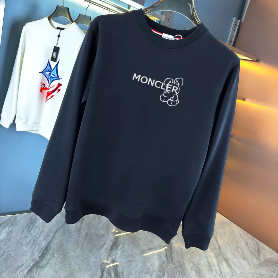 P210 High-version sweatshirt) [Long-term stock] 〖𝐌𝐎𝐍𝐂𝐋𝐄𝐑~Mask〗 Made of 440g heavy-weight fabric. It is different from the market currency. It can be matched with any variety and is properly handsome. 😎The whole dress is made of double waistcoats. The double waistcoats make the whole dress more three-dimensional. Not ordinary factories can do such fine work. 2025 Spring runway version of the T stage, on sale at the counter, round neck terry sweatshirt, high-end double-strand pure cotton, custom-made stretch ribs, dyed in the same vat, complete with three standards, matched with exquisite embroidered LOGO on the chest, simple and advanced, same style for men and women. Color: black, apricot, white, size: S M L XL 2XL