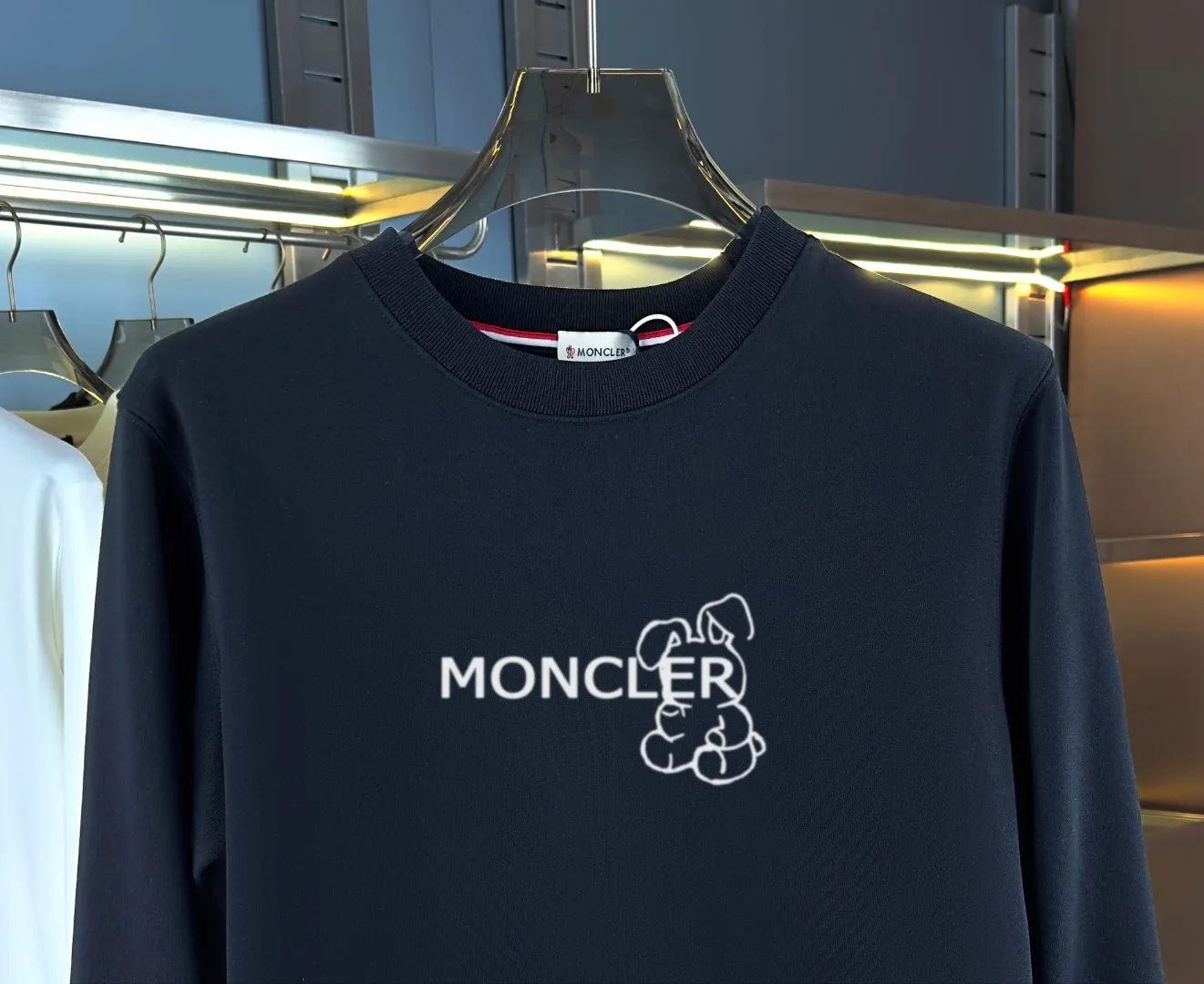P210 High-version sweatshirt) [Long-term stock] 〖𝐌𝐎𝐍𝐂𝐋𝐄𝐑~Mask〗 Made of 440g heavy-weight fabric. It is different from the market currency. It can be matched with any variety and is properly handsome. 😎The whole dress is made of double waistcoats. The double waistcoats make the whole dress more three-dimensional. Not ordinary factories can do such fine work. 2025 Spring runway version of the T stage, on sale at the counter, round neck terry sweatshirt, high-end double-strand pure cotton, custom-made stretch ribs, dyed in the same vat, complete with three standards, matched with exquisite embroidered LOGO on the chest, simple and advanced, same style for men and women. Color: black, apricot, white, size: S M L XL 2XL