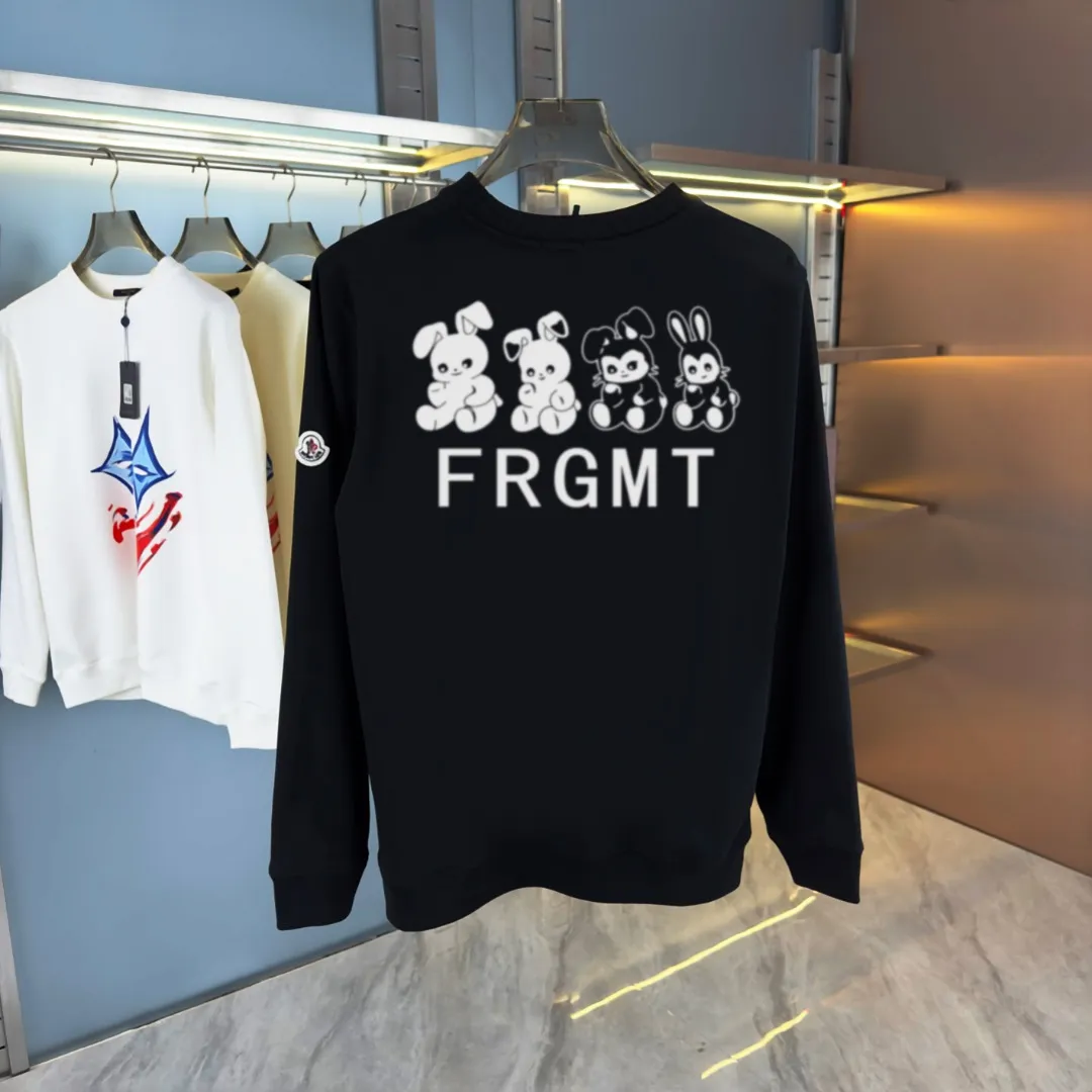 P210 High-version sweatshirt) [Long-term stock] 〖𝐌𝐎𝐍𝐂𝐋𝐄𝐑~Mask〗 Made of 440g heavy-weight fabric. It is different from the market currency. It can be matched with any variety and is properly handsome. 😎The whole dress is made of double waistcoats. The double waistcoats make the whole dress more three-dimensional. Not ordinary factories can do such fine work. 2025 Spring runway version of the T stage, on sale at the counter, round neck terry sweatshirt, high-end double-strand pure cotton, custom-made stretch ribs, dyed in the same vat, complete with three standards, matched with exquisite embroidered LOGO on the chest, simple and advanced, same style for men and women. Color: black, apricot, white, size: S M L XL 2XL