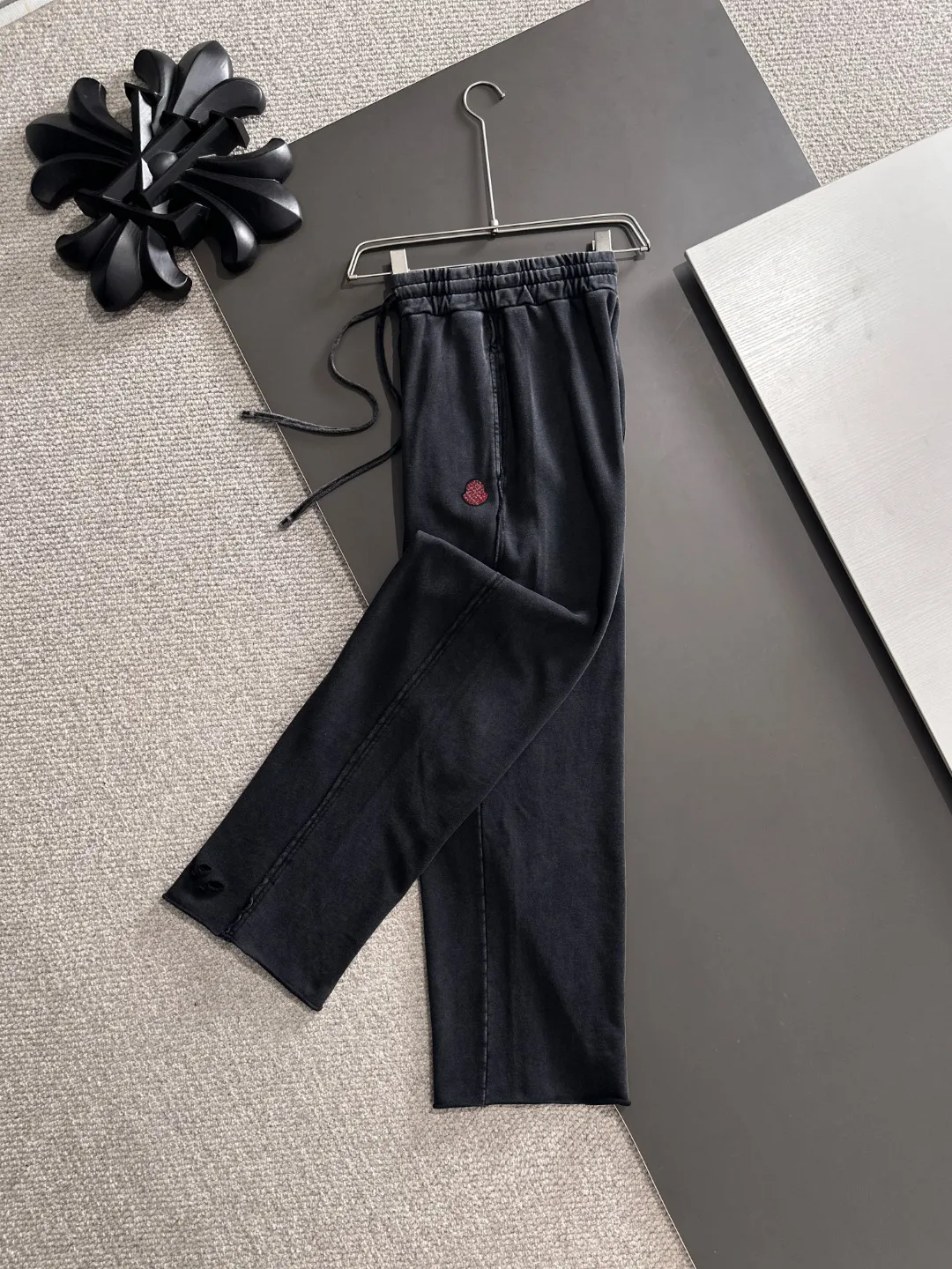 Next day shipment P360 MONCLER/Mongoose Exclusive first release of 25ss autumn and winter new high-quality trousers Compare real-life details at will A perfect choice for autumn and winter. A must-have item. Loose fit. Please refer to the size chart when placing an order: S to XL (or state your height and weight when placing an order)