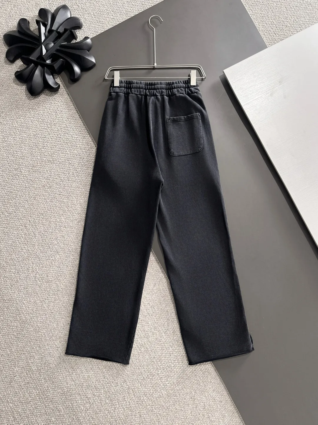 Next day shipment P360 MONCLER/Mongoose Exclusive first release of 25ss autumn and winter new high-quality trousers Compare real-life details at will A perfect choice for autumn and winter. A must-have item. Loose fit. Please refer to the size chart when placing an order: S to XL (or state your height and weight when placing an order)
