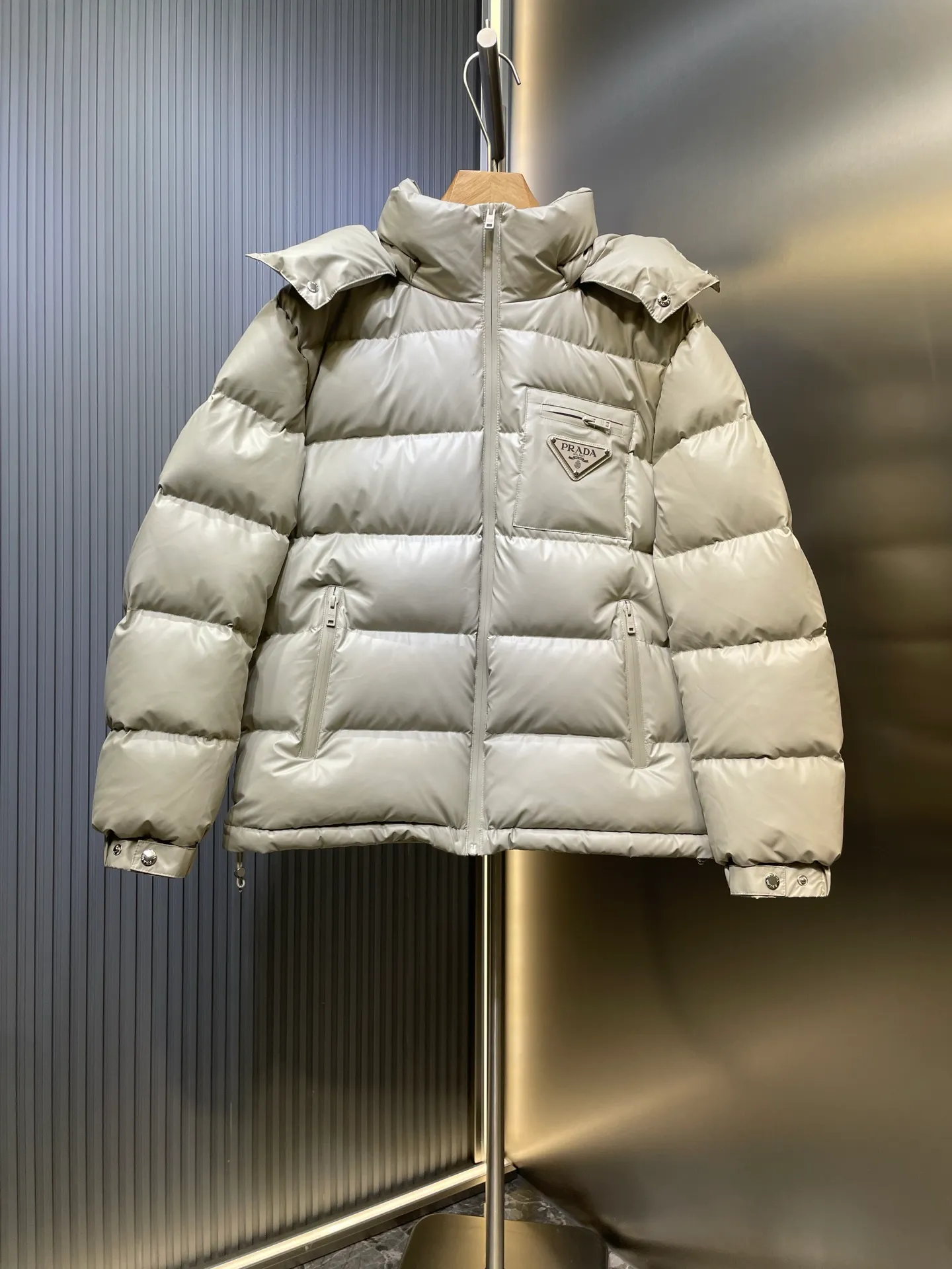 P1000 Moncler🌟New Autumn and Winter Down Jacket Original 1:1 Customized Hardware Accessories All Imported Original Customization Welcome to compare at the counter Absolutely high quality Use top-grade 95 white duck down Super soft Filled with fluffy and full feathers Super heavy-duty Fabric with excellent workmanship👍Perfect version Note⚠The fabric is super comfortable Exclusive model Non-market goods Same style for men and women Size: 48 50 52 54 56