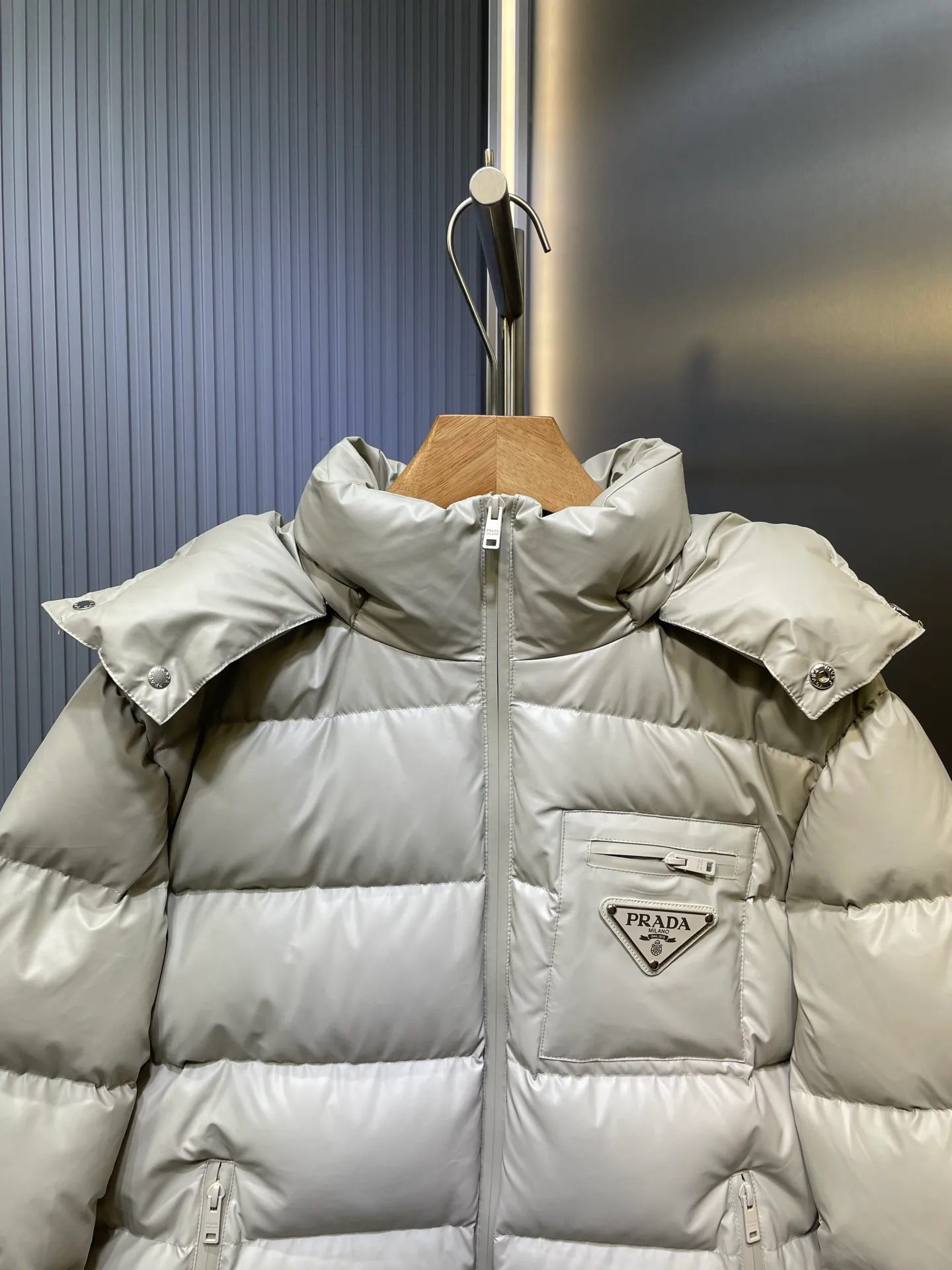 P1000 Moncler🌟New Autumn and Winter Down Jacket Original 1:1 Customized Hardware Accessories All Imported Original Customization Welcome to compare at the counter Absolutely high quality Use top-grade 95 white duck down Super soft Filled with fluffy and full feathers Super heavy-duty Fabric with excellent workmanship👍Perfect version Note⚠The fabric is super comfortable Exclusive model Non-market goods Same style for men and women Size: 48 50 52 54 56