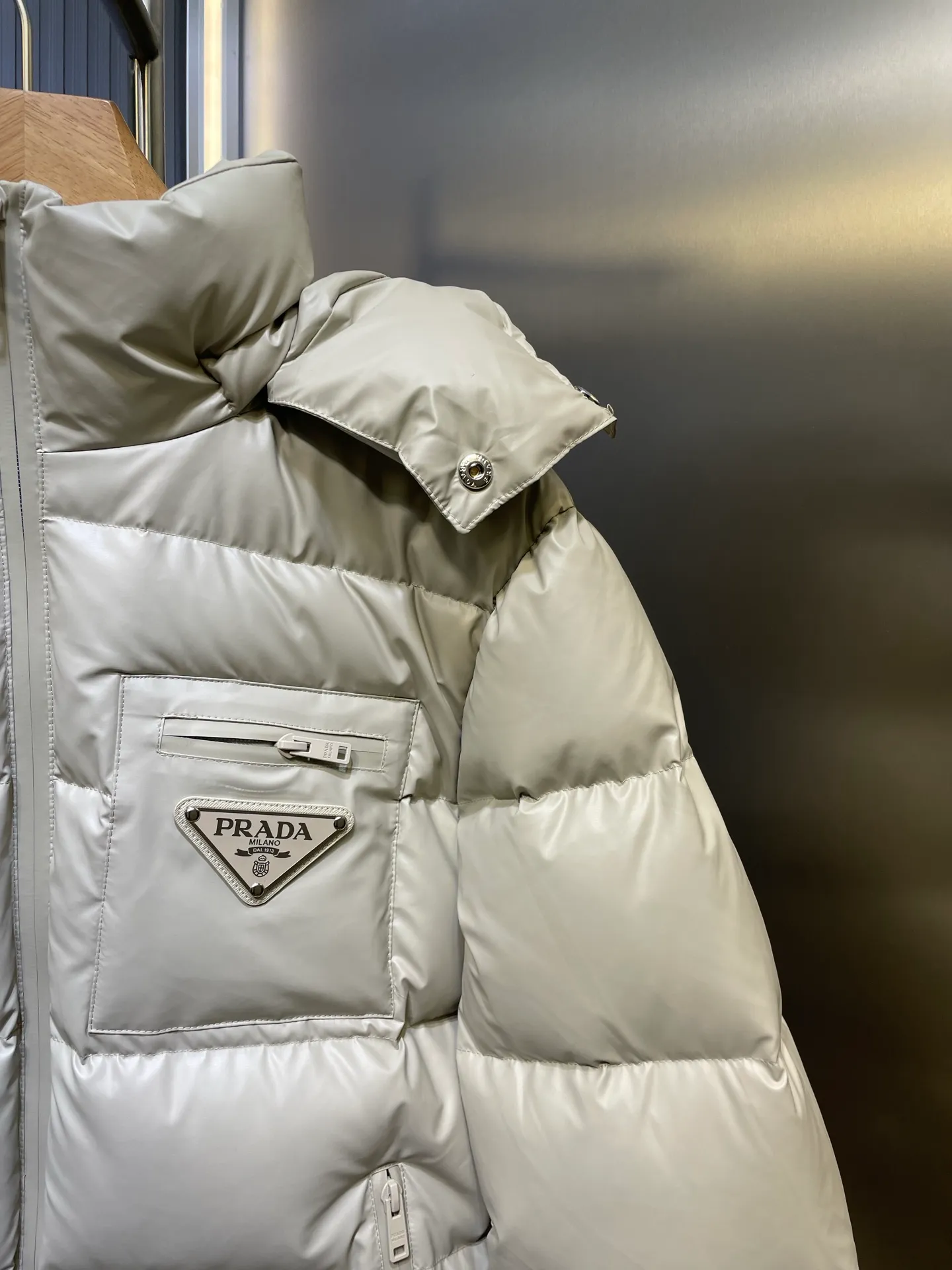 P1000 Moncler🌟New Autumn and Winter Down Jacket Original 1:1 Customized Hardware Accessories All Imported Original Customization Welcome to compare at the counter Absolutely high quality Use top-grade 95 white duck down Super soft Filled with fluffy and full feathers Super heavy-duty Fabric with excellent workmanship👍Perfect version Note⚠The fabric is super comfortable Exclusive model Non-market goods Same style for men and women Size: 48 50 52 54 56