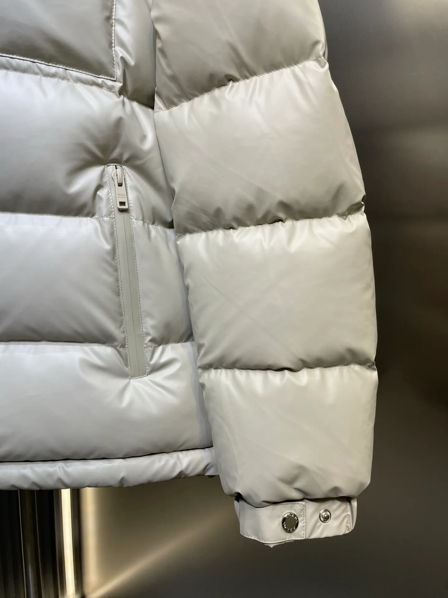 P1000 Moncler🌟New Autumn and Winter Down Jacket Original 1:1 Customized Hardware Accessories All Imported Original Customization Welcome to compare at the counter Absolutely high quality Use top-grade 95 white duck down Super soft Filled with fluffy and full feathers Super heavy-duty Fabric with excellent workmanship👍Perfect version Note⚠The fabric is super comfortable Exclusive model Non-market goods Same style for men and women Size: 48 50 52 54 56