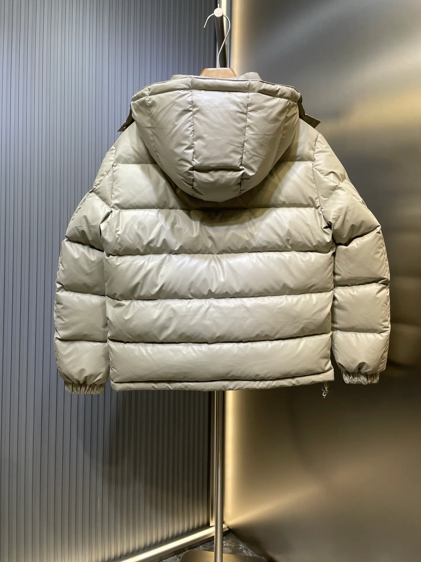 P1000 Moncler🌟New Autumn and Winter Down Jacket Original 1:1 Customized Hardware Accessories All Imported Original Customization Welcome to compare at the counter Absolutely high quality Use top-grade 95 white duck down Super soft Filled with fluffy and full feathers Super heavy-duty Fabric with excellent workmanship👍Perfect version Note⚠The fabric is super comfortable Exclusive model Non-market goods Same style for men and women Size: 48 50 52 54 56
