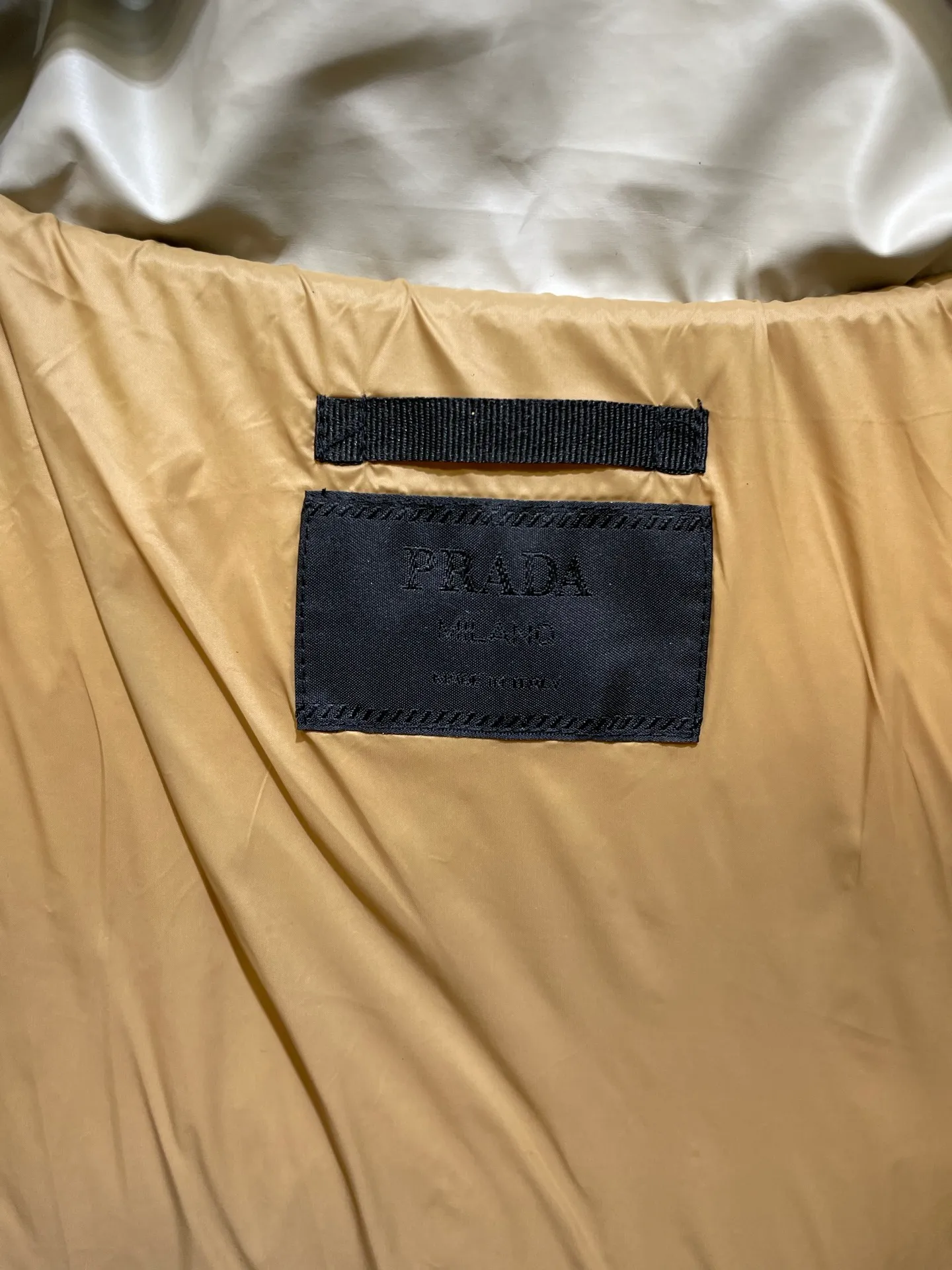 P1000 Moncler🌟New Autumn and Winter Down Jacket Original 1:1 Customized Hardware Accessories All Imported Original Customization Welcome to compare at the counter Absolutely high quality Use top-grade 95 white duck down Super soft Filled with fluffy and full feathers Super heavy-duty Fabric with excellent workmanship👍Perfect version Note⚠The fabric is super comfortable Exclusive model Non-market goods Same style for men and women Size: 48 50 52 54 56