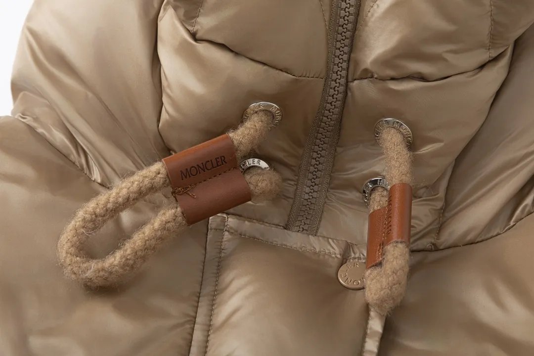 P920 with dust bag) Moncler/muzzle 24ss short bread hooded down jacket, the latest style, lightweight longue saison nylon down jacket, dist certified, quilted design, dropped shoulder design, drawstring hood, sleeves with invisible snap buttons that can be worn as a cloak. Filled with 90 national standard goose down, complete with three standards, the upper body effect is super good-looking. Color: black camel Size: 0/1/2