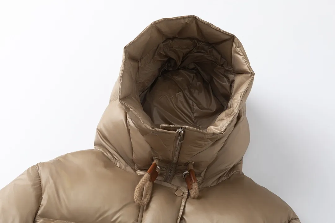 P920 with dust bag) Moncler/muzzle 24ss short bread hooded down jacket, the latest style, lightweight longue saison nylon down jacket, dist certified, quilted design, dropped shoulder design, drawstring hood, sleeves with invisible snap buttons that can be worn as a cloak. Filled with 90 national standard goose down, complete with three standards, the upper body effect is super good-looking. Color: black camel Size: 0/1/2