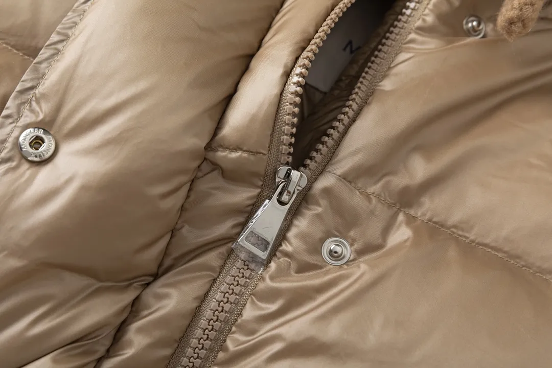 P920 with dust bag) Moncler/muzzle 24ss short bread hooded down jacket, the latest style, lightweight longue saison nylon down jacket, dist certified, quilted design, dropped shoulder design, drawstring hood, sleeves with invisible snap buttons that can be worn as a cloak. Filled with 90 national standard goose down, complete with three standards, the upper body effect is super good-looking. Color: black camel Size: 0/1/2
