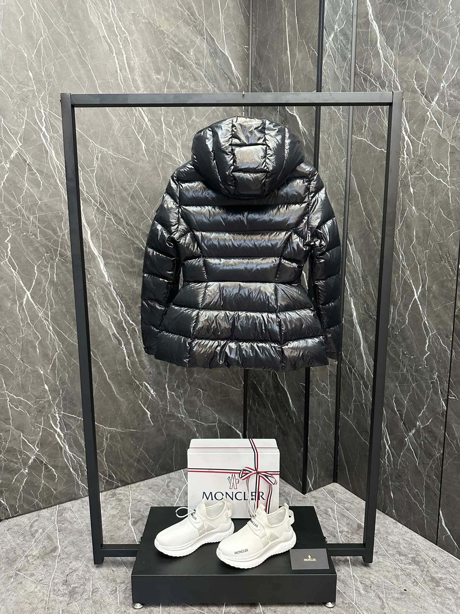 P780 Popular items ⬆️Moncler Barante women’s short down jacket with slim waist The Barante short down jacket combines femininity with practical functions, reinterpreting the aesthetic style of the 1970s for modern women. The Barante down jacket is made from lustrous nylon and is inspired by the 1970s. It adopts a waist design and presents an A-line silhouette, highlighting a feminine style. An adjustable hood and signature logo patch add finishing touches. Details •Made of nylon laqué fabric •Nylon laqué lining •Down filling •Adjustable hood •Zip and snap closure •Suit bag •Adjustable cuffs Size : Snow White/Light Pink/Black.