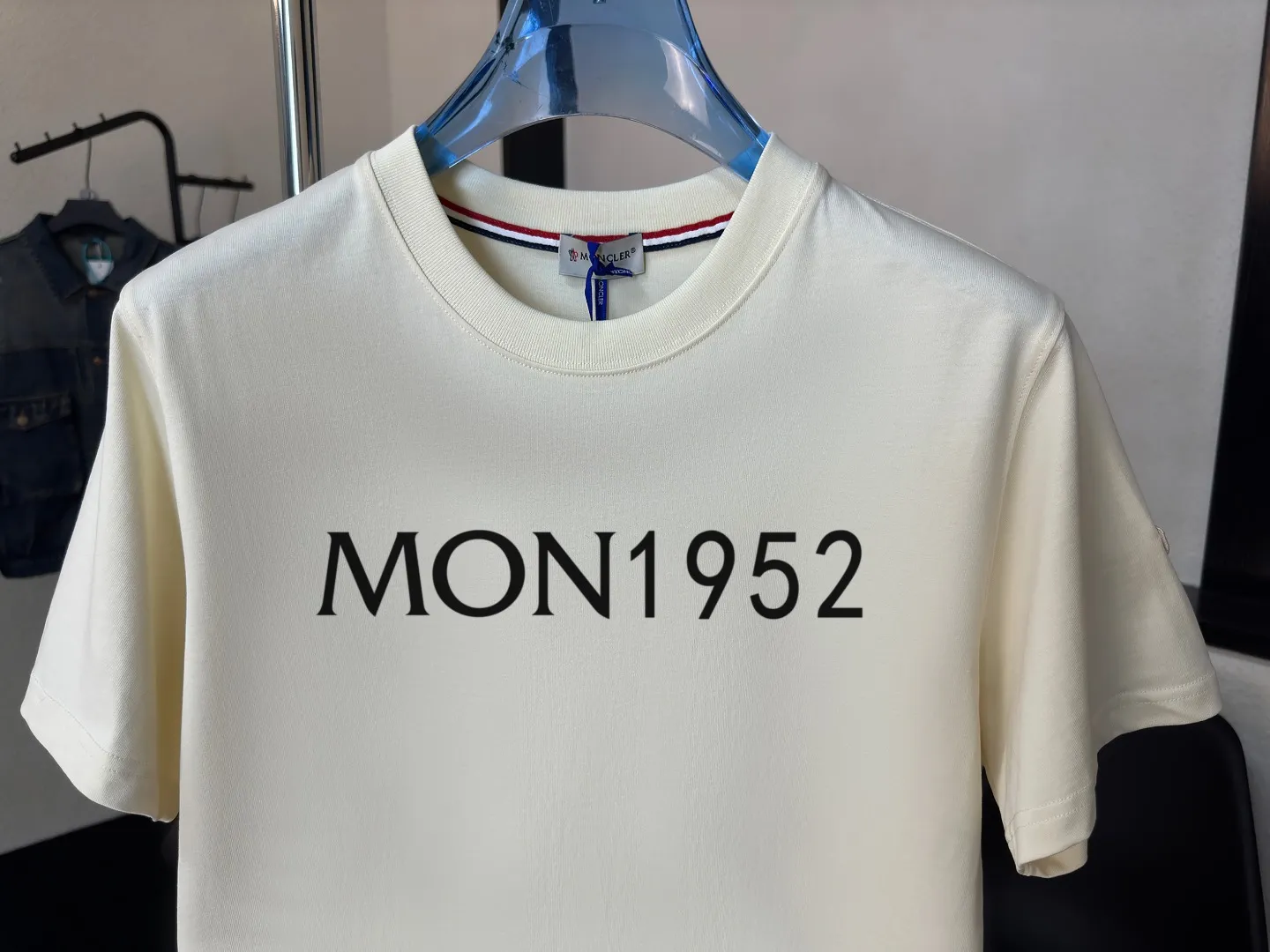 P140 Upgraded version "Mobile phone smart sensor ~ NFC chip armband ~ Direct access to the official website for anti-counterfeiting" "Moncler ~ Mouth Mouth" 2025 new high-quality round neck short-sleeved T-shirt. The cuffs have imported embroidered labels. Customized dyeing, very comfortable to touch. Super versatile and good-looking short-sleeved. Complete with three labels. Non-market ordinary version. Feel free to compare. Quality is absolutely guaranteed! ‼ First of all, this original fabric is all custom-woven with 32-count double yarn fabric, 250G, and the weight is the same‼ Fine workmanship, double waistcoat method, double waistcoat method, double waistcoat method makes the whole dress more three-dimensional, which is not a craft that ordinary T-shirts can achieve🤪 Size: S-M-L-XL-2XL Color: black, white, apricot, same style for men and women
