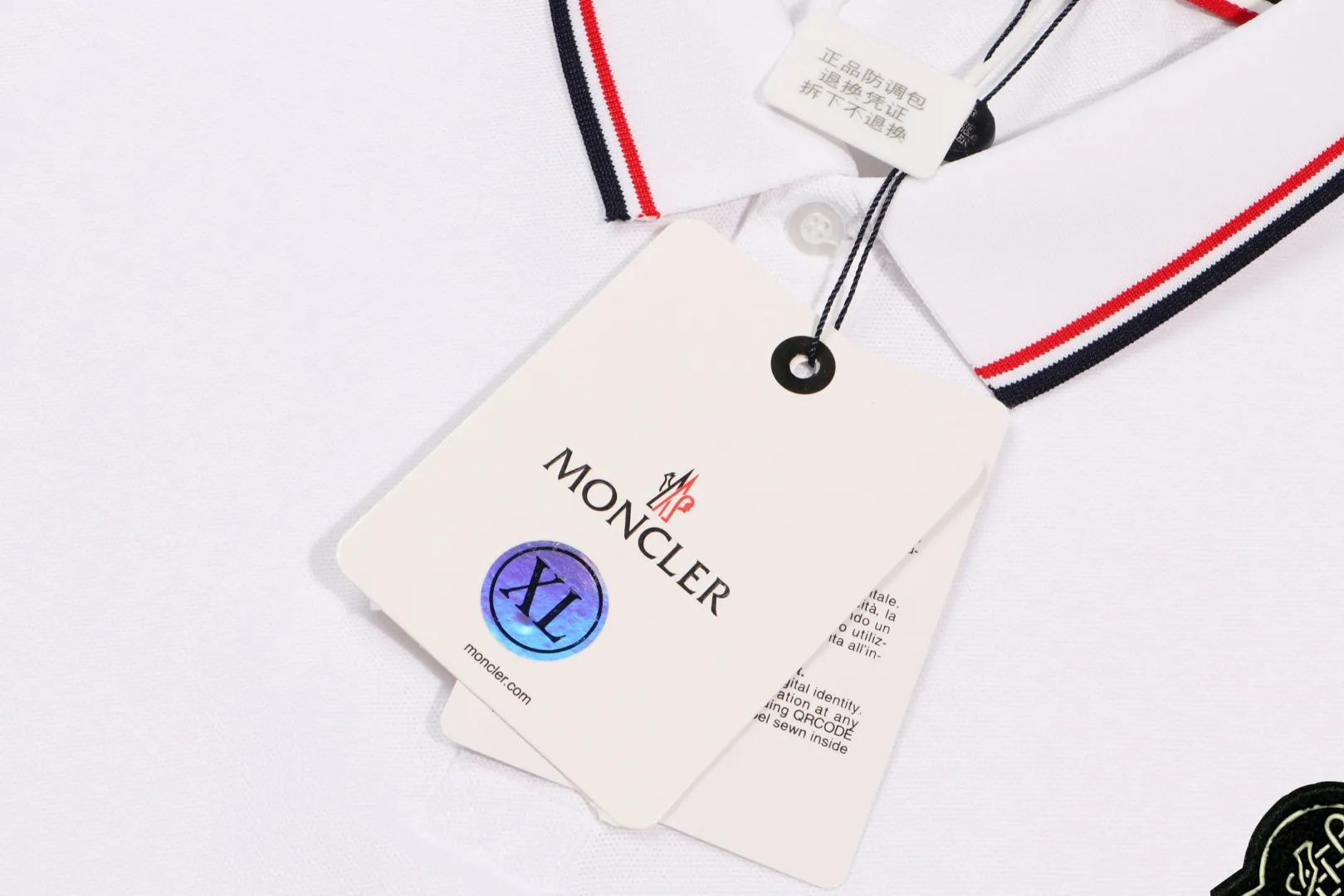 P200 New in stock】𝐌𝐎𝐍𝐂𝐋𝐄𝐑~Mengkou #2024 Early spring new high-quality lapel long-sleeved POLO shirt, counter-customized fabrics with high breathability and comfort, impeccable details, the brand's simple element design concept, reflecting high quality. It feels delicate and soft! It presents a casual cut and the upper body shape is great! The chest is filled with three-dimensional embroidery of the brand LOGO to highlight quality and luxury. Color: black, white Size: M~L~XL~2XL~3XL