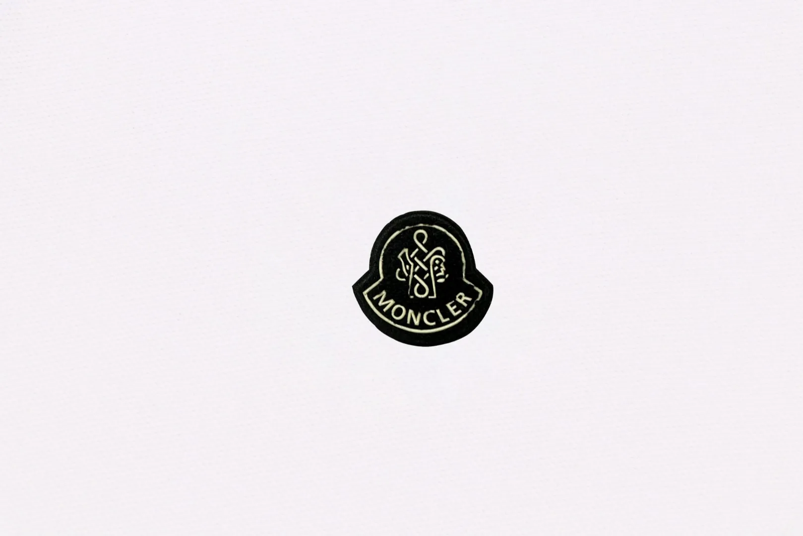 P200 New in stock】𝐌𝐎𝐍𝐂𝐋𝐄𝐑~Mengkou #2024 Early spring new high-quality lapel long-sleeved POLO shirt, counter-customized fabrics with high breathability and comfort, impeccable details, the brand's simple element design concept, reflecting high quality. It feels delicate and soft! It presents a casual cut and the upper body shape is great! The chest is filled with three-dimensional embroidery of the brand LOGO to highlight quality and luxury. Color: black, white Size: M~L~XL~2XL~3XL