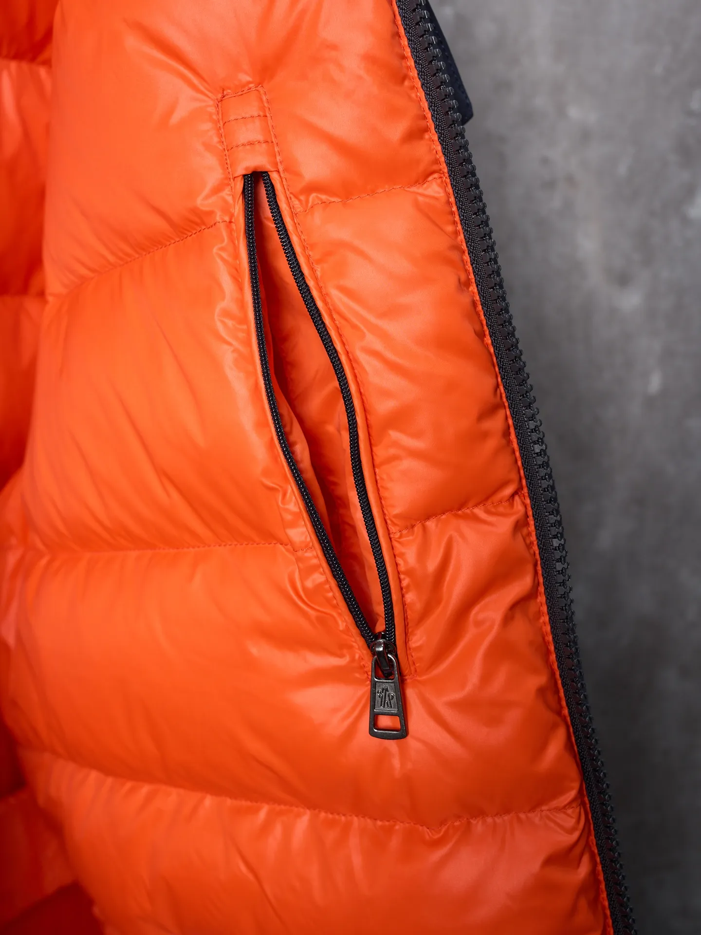P900 Actual hanging auction] MONCLER/Muzzled Pocket Label Lapel Jacket Down Jacket [Ready Stock] 1 2 3 4 Made of 90 white duck down with a weight of 200g to ensure excellent thermal insulation performance. After strict screening and processing, the velvet is not easy to drill, ensuring durability. After selecting 100% polyester fiber and undergoing microfiberization treatment, the individual fibers become extremely fine, which greatly increases the fiber surface area, making the fabric soft, smooth, and close to natural fibers in touch. The high-density textile method makes the structure tight, thus giving it a certain degree of wrinkle resistance, windproof warmth and wear resistance.  The inner lining is made of 100% nylon, and the high-density and tight weaving process prevents fine lint from getting out of the gaps in the fabric. The smooth surface improves the putting on and taking off experience, and the excellent wear and tear resistance ensures damage caused by frequent use, while the light and soft texture does not affect the overall weight.  Details: 1. It adopts a neat shirt style, which is more slim and smart compared to conventional down jackets. It is suitable for business casual or various occasions. 2. Orange lining: The interior uses high-saturation orange lining, which brings a surprising visual impact when wearing. 3. The flap chest patch pocket located on the left chest is not only practical, but also greatly improves the sophistication and recognition of the clothing. The flip design can better protect the contents of the bag. 4. The front of the clothing adopts a smooth zipper as the main opening and closing method to ensure wind resistance and warmth, and is easy to put on and take off. 5. The cuffs are opened and closed with buttons, which can accurately adjust the tightness of the cuffs to prevent cold wind from pouring in. At the same time, it perfectly echoes the overall shirt style and looks particularly elegant. 6. The interior is quilted with imported No. 7 needles + anti-velvet thin threads, with 13 stitches every three centimeters. The stitches are straight and there is no skipped stitches.