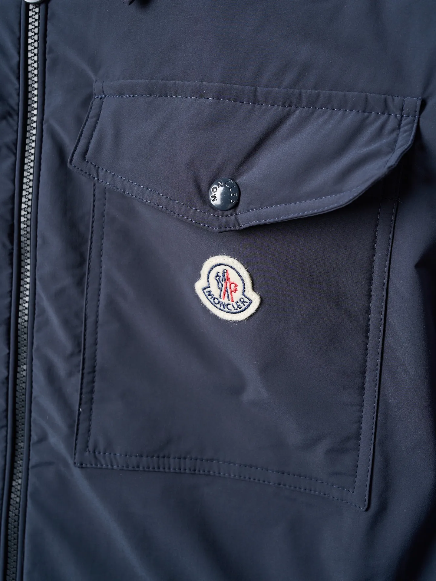 P900 Actual hanging auction] MONCLER/Muzzled Pocket Label Lapel Jacket Down Jacket [Ready Stock] 1 2 3 4 Made of 90 white duck down with a weight of 200g to ensure excellent thermal insulation performance. After strict screening and processing, the velvet is not easy to drill, ensuring durability. After selecting 100% polyester fiber and undergoing microfiberization treatment, the individual fibers become extremely fine, which greatly increases the fiber surface area, making the fabric soft, smooth, and close to natural fibers in touch. The high-density textile method makes the structure tight, thus giving it a certain degree of wrinkle resistance, windproof warmth and wear resistance.  The inner lining is made of 100% nylon, and the high-density and tight weaving process prevents fine lint from getting out of the gaps in the fabric. The smooth surface improves the putting on and taking off experience, and the excellent wear and tear resistance ensures damage caused by frequent use, while the light and soft texture does not affect the overall weight.  Details: 1. It adopts a neat shirt style, which is more slim and smart compared to conventional down jackets. It is suitable for business casual or various occasions. 2. Orange lining: The interior uses high-saturation orange lining, which brings a surprising visual impact when wearing. 3. The flap chest patch pocket located on the left chest is not only practical, but also greatly improves the sophistication and recognition of the clothing. The flip design can better protect the contents of the bag. 4. The front of the clothing adopts a smooth zipper as the main opening and closing method to ensure wind resistance and warmth, and is easy to put on and take off. 5. The cuffs are opened and closed with buttons, which can accurately adjust the tightness of the cuffs to prevent cold wind from pouring in. At the same time, it perfectly echoes the overall shirt style and looks particularly elegant. 6. The interior is quilted with imported No. 7 needles + anti-velvet thin threads, with 13 stitches every three centimeters. The stitches are straight and there is no skipped stitches.