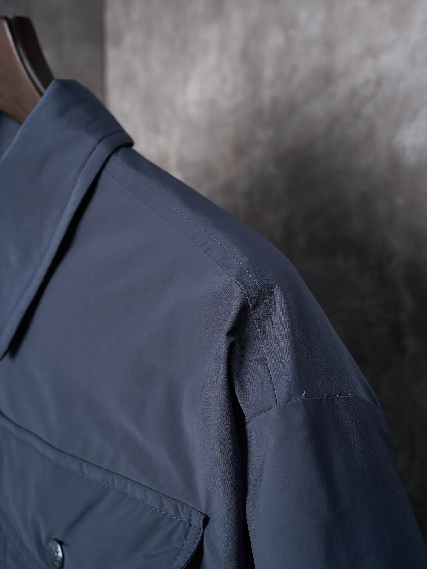 P900 Actual hanging auction] MONCLER/Muzzled Pocket Label Lapel Jacket Down Jacket [Ready Stock] 1 2 3 4 Made of 90 white duck down with a weight of 200g to ensure excellent thermal insulation performance. After strict screening and processing, the velvet is not easy to drill, ensuring durability. After selecting 100% polyester fiber and undergoing microfiberization treatment, the individual fibers become extremely fine, which greatly increases the fiber surface area, making the fabric soft, smooth, and close to natural fibers in touch. The high-density textile method makes the structure tight, thus giving it a certain degree of wrinkle resistance, windproof warmth and wear resistance.  The inner lining is made of 100% nylon, and the high-density and tight weaving process prevents fine lint from getting out of the gaps in the fabric. The smooth surface improves the putting on and taking off experience, and the excellent wear and tear resistance ensures damage caused by frequent use, while the light and soft texture does not affect the overall weight.  Details: 1. It adopts a neat shirt style, which is more slim and smart compared to conventional down jackets. It is suitable for business casual or various occasions. 2. Orange lining: The interior uses high-saturation orange lining, which brings a surprising visual impact when wearing. 3. The flap chest patch pocket located on the left chest is not only practical, but also greatly improves the sophistication and recognition of the clothing. The flip design can better protect the contents of the bag. 4. The front of the clothing adopts a smooth zipper as the main opening and closing method to ensure wind resistance and warmth, and is easy to put on and take off. 5. The cuffs are opened and closed with buttons, which can accurately adjust the tightness of the cuffs to prevent cold wind from pouring in. At the same time, it perfectly echoes the overall shirt style and looks particularly elegant. 6. The interior is quilted with imported No. 7 needles + anti-velvet thin threads, with 13 stitches every three centimeters. The stitches are straight and there is no skipped stitches.