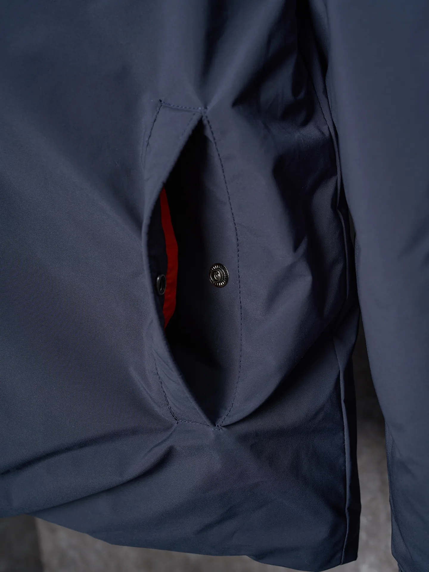 P900 Actual hanging auction] MONCLER/Muzzled Pocket Label Lapel Jacket Down Jacket [Ready Stock] 1 2 3 4 Made of 90 white duck down with a weight of 200g to ensure excellent thermal insulation performance. After strict screening and processing, the velvet is not easy to drill, ensuring durability. After selecting 100% polyester fiber and undergoing microfiberization treatment, the individual fibers become extremely fine, which greatly increases the fiber surface area, making the fabric soft, smooth, and close to natural fibers in touch. The high-density textile method makes the structure tight, thus giving it a certain degree of wrinkle resistance, windproof warmth and wear resistance.  The inner lining is made of 100% nylon, and the high-density and tight weaving process prevents fine lint from getting out of the gaps in the fabric. The smooth surface improves the putting on and taking off experience, and the excellent wear and tear resistance ensures damage caused by frequent use, while the light and soft texture does not affect the overall weight.  Details: 1. It adopts a neat shirt style, which is more slim and smart compared to conventional down jackets. It is suitable for business casual or various occasions. 2. Orange lining: The interior uses high-saturation orange lining, which brings a surprising visual impact when wearing. 3. The flap chest patch pocket located on the left chest is not only practical, but also greatly improves the sophistication and recognition of the clothing. The flip design can better protect the contents of the bag. 4. The front of the clothing adopts a smooth zipper as the main opening and closing method to ensure wind resistance and warmth, and is easy to put on and take off. 5. The cuffs are opened and closed with buttons, which can accurately adjust the tightness of the cuffs to prevent cold wind from pouring in. At the same time, it perfectly echoes the overall shirt style and looks particularly elegant. 6. The interior is quilted with imported No. 7 needles + anti-velvet thin threads, with 13 stitches every three centimeters. The stitches are straight and there is no skipped stitches.