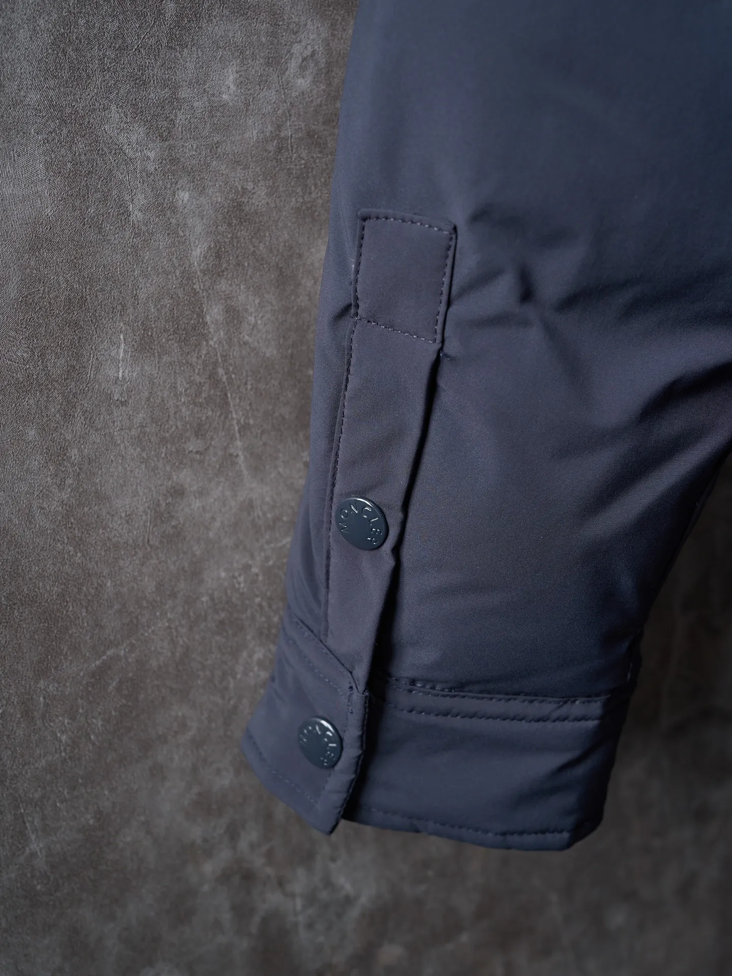 P900 Actual hanging auction] MONCLER/Muzzled Pocket Label Lapel Jacket Down Jacket [Ready Stock] 1 2 3 4 Made of 90 white duck down with a weight of 200g to ensure excellent thermal insulation performance. After strict screening and processing, the velvet is not easy to drill, ensuring durability. After selecting 100% polyester fiber and undergoing microfiberization treatment, the individual fibers become extremely fine, which greatly increases the fiber surface area, making the fabric soft, smooth, and close to natural fibers in touch. The high-density textile method makes the structure tight, thus giving it a certain degree of wrinkle resistance, windproof warmth and wear resistance.  The inner lining is made of 100% nylon, and the high-density and tight weaving process prevents fine lint from getting out of the gaps in the fabric. The smooth surface improves the putting on and taking off experience, and the excellent wear and tear resistance ensures damage caused by frequent use, while the light and soft texture does not affect the overall weight.  Details: 1. It adopts a neat shirt style, which is more slim and smart compared to conventional down jackets. It is suitable for business casual or various occasions. 2. Orange lining: The interior uses high-saturation orange lining, which brings a surprising visual impact when wearing. 3. The flap chest patch pocket located on the left chest is not only practical, but also greatly improves the sophistication and recognition of the clothing. The flip design can better protect the contents of the bag. 4. The front of the clothing adopts a smooth zipper as the main opening and closing method to ensure wind resistance and warmth, and is easy to put on and take off. 5. The cuffs are opened and closed with buttons, which can accurately adjust the tightness of the cuffs to prevent cold wind from pouring in. At the same time, it perfectly echoes the overall shirt style and looks particularly elegant. 6. The interior is quilted with imported No. 7 needles + anti-velvet thin threads, with 13 stitches every three centimeters. The stitches are straight and there is no skipped stitches.