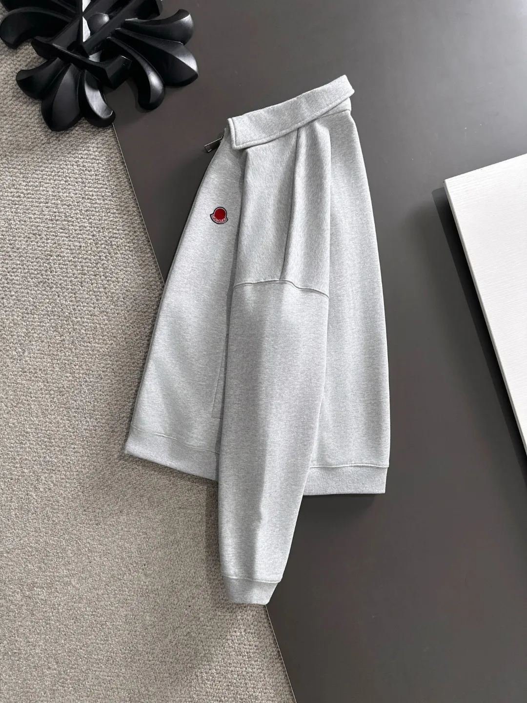 Next day delivery P460 High quality MONCLER/muzzle Exclusive debut of the new 25ss autumn and winter lapel zipper jacket Many stars have the same style. Craftsmanship that ordinary small workshops cannot copy. We are not afraid of any challenges in terms of materials, detail restoration and craftsmanship, just to provide everyone with wonderful products. Compare the top original versions at will. No expense is spared just to do better. Unique imported fabric feel. Purely imported German machine production. Precision operation and thousands of needle density. A full set of new accessories with three standards can be customized at the same time. The upper body is versatile and fashionable. The perfect choice for autumn and winter. The must-have item. Size chart: S to XXL (or state your height and weight when placing an order)
