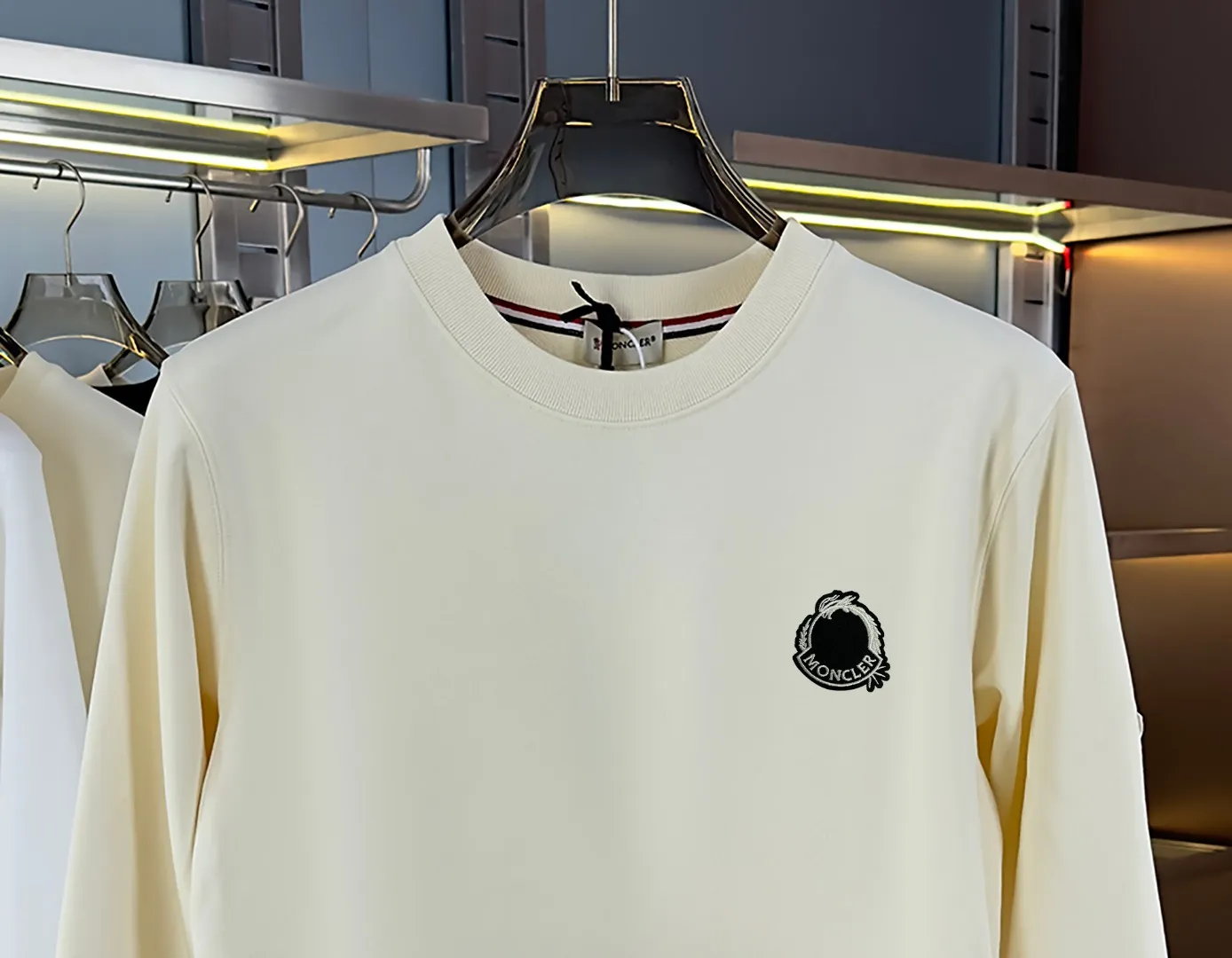 P210 High-version sweatshirt) [Long-term stock] 〖𝐌𝐎𝐍𝐂𝐋𝐄𝐑~Mask〗 Made of 440g heavy-weight fabric. It is different from the market currency. It can be matched with any variety and is properly handsome. 😎The whole dress is made of double waistcoats. The double waistcoats make the whole dress more three-dimensional. Not ordinary factories can do such fine work. 2025 Spring runway version of the T stage, on sale at the counter, round neck terry sweatshirt, high-end double-strand pure cotton, custom-made stretch ribs, dyed in the same vat, complete with three standards, matched with exquisite embroidered LOGO on the chest, simple and advanced, same style for men and women. Color: black, apricot, white, size: S M L XL 2XL