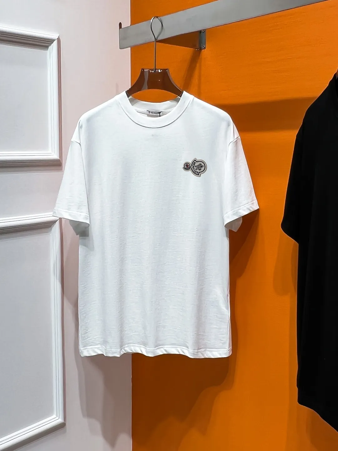 P140 Moncler# Spring and summer top counter synchronous short-sleeved T-shirt (complete with 3 labels). It is made of imported 100%-32 count double-strand Xinjiang cotton fabric. It is the original fabric of the counter. It has strong brand recognition and is full of high street and exquisite style. It will definitely become the best choice for high street appearances. The fabric is thick and has a strong say in texture and comfort. It feels delicate and comfortable to wear. The upper body effect is great. It is made of pure cotton. This kind of cotton is very special. It feels very soft and has a double-sided texture. This is the first time I have gotten such functional fabric in a long time. It is really good! It’s not a bad style or material, straight men will definitely like it!  It is a fusion of top elements, a classic trendy men's fashion, and the upper body comfort is unparalleled. It can be said that it is a must-have in summer, and it is more fashionable and can easily create a fashionable and stylish super item. It interprets your luxury and taste and creates your fashionable style and charm. Fashionable round neck chest T-shirt This T-shirt has exquisite craftsmanship and full design sense! The matching is trendy and stylish! This must-have item has an elegant upper body, looks good both inside and outside, and combines fashion and comfort. It looks like a basic men's T-shirt, but it is not. It can be worn alone or layered underneath. There is no problem in wearing one piece for all seasons. The product is really, really good! It comes from the original factory, and there are not many pieces that can be counted on the fingers. Whether he can own it or not depends on your hand speed. The custom-woven double-layer rib neck design is flat and snug and not easy to deform. The brand logo remains the same, creating an alternative luxury fashion atmosphere and becoming a new concept that breaks out of the cocoon in the year. Available in two colors: white and black. Size: S M L XL 2XL