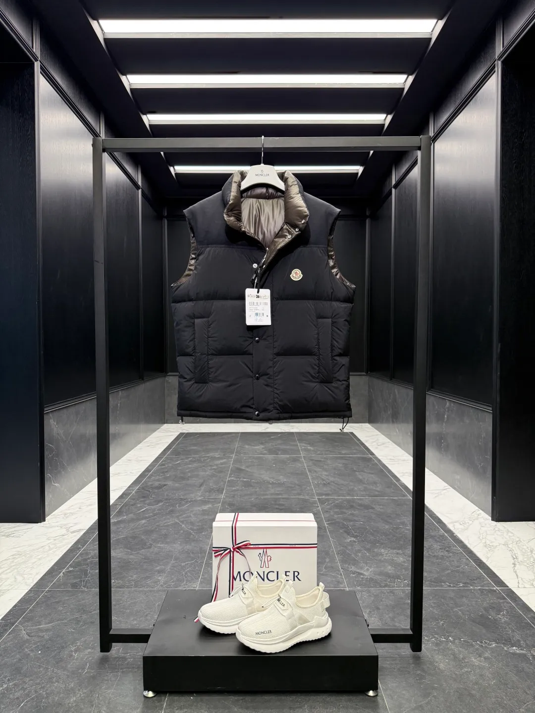 Moncler Verone (variable styles) men's reversible short down jacket. Reversible jacket/reversible vest/one piece of clothing for four styles. P1320