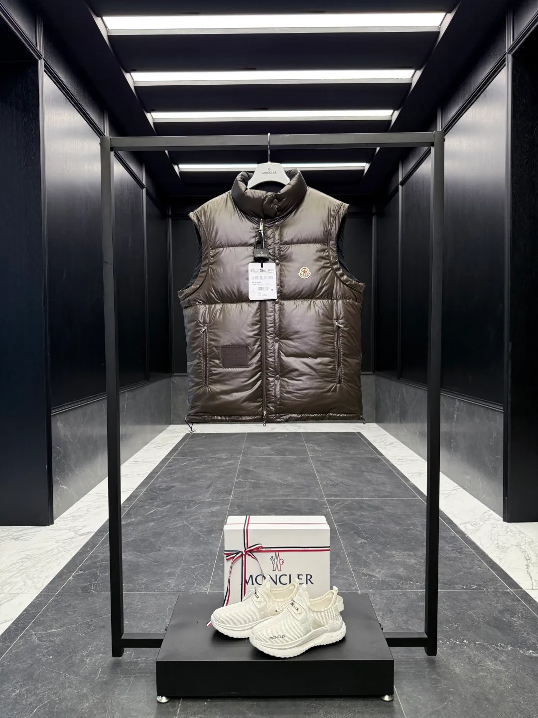 Moncler Verone (variable styles) men's reversible short down jacket. Reversible jacket/reversible vest/one piece of clothing for four styles. P1320