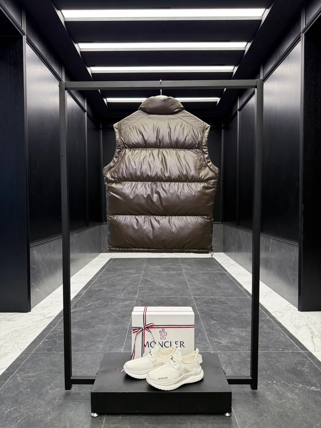 Moncler Verone (variable styles) men's reversible short down jacket. Reversible jacket/reversible vest/one piece of clothing for four styles. P1320