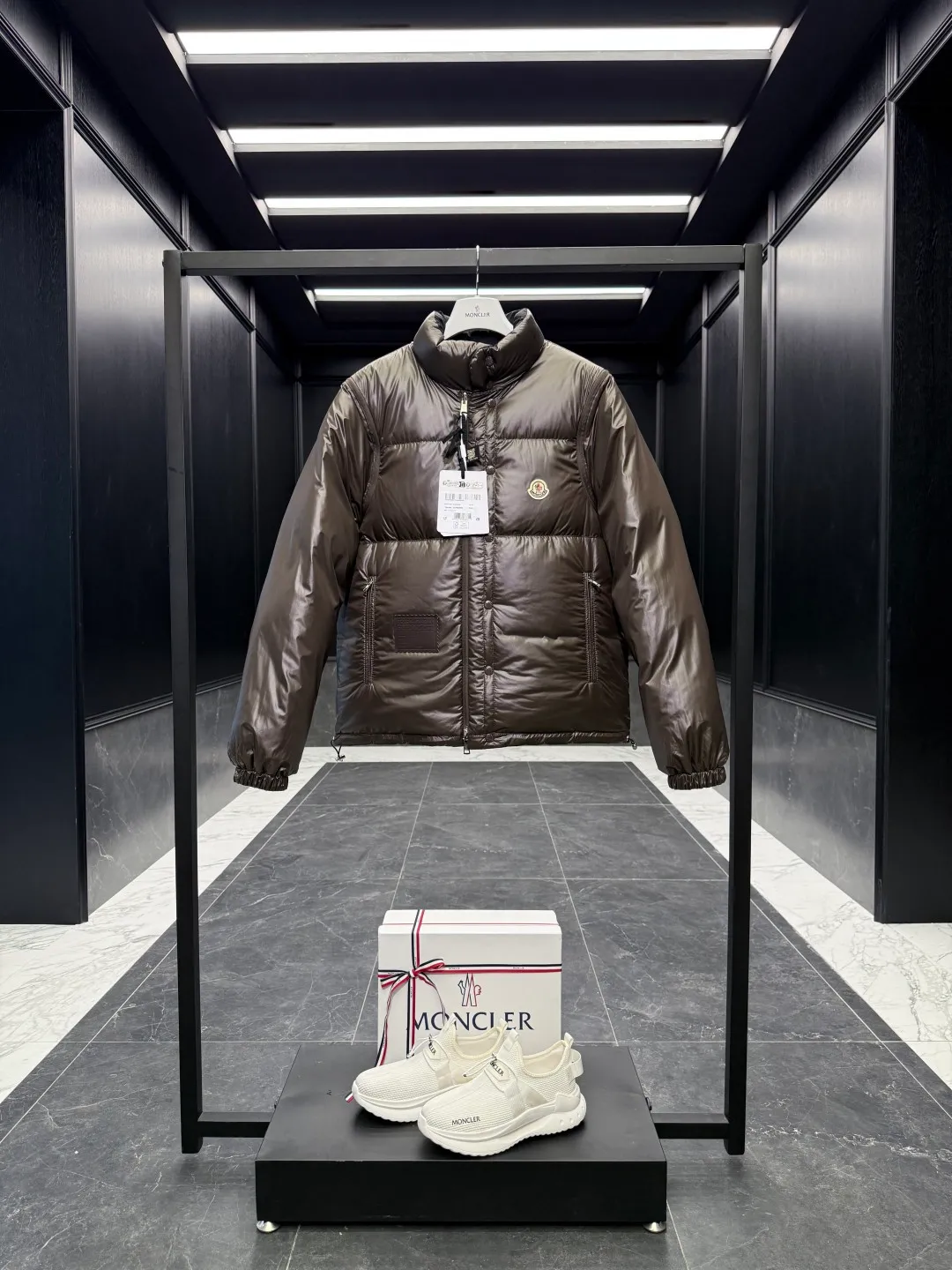 Moncler Verone (variable styles) men's reversible short down jacket. Reversible jacket/reversible vest/one piece of clothing for four styles. P1320