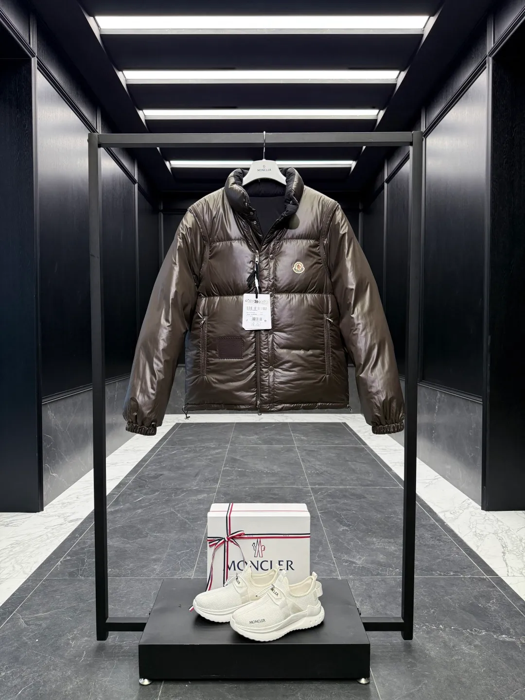 Moncler Verone (variable styles) men's reversible short down jacket. Reversible jacket/reversible vest/one piece of clothing for four styles. P1320